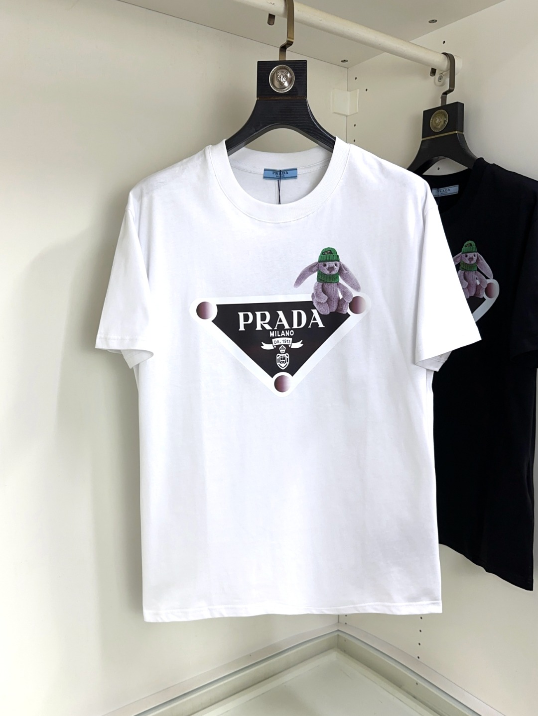 NO:414323,Prada Top round neck, casual short-sleeved high-end custom versatile styles, anyone can easily control the fabric, fully customized craftsmanship, the latest logo design of luxury classic brand on the chest, very high-end, those who understand goods must enter!  The style and tailoring are slim styles, which are very exquisite, showing aura and highlighting the exquisiteness of business men. This is the unique feature, just right slim fit, and the upper body effect is very good!  Size S-XL can wear 190 catties, prada, prada, T-shirt, alexander wang19860909Prada 普拉达 顶级圆领休闲短袖高级定制百搭款式 任何人都可以轻松驾驭 面料全订制工艺 胸前奢华经典品牌最新logo设计,非常显档次懂货的必须入！版型剪裁属于修身款 非常精致,显气场,又会凸显商务男士的精致,这就是独到之处,恰到好处的修身,上身效果非常赞！尺码S-XL 可穿190斤,,prada,prada,T-shirt,alexander wang,Men's clothing