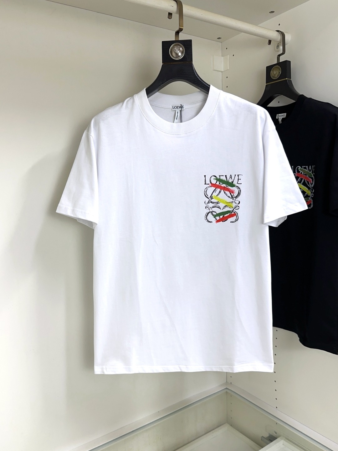 NO:414337,Loewe Top round neck, casual short-sleeved high-end custom versatile styles, anyone can easily control the fabric, fully customized craftsmanship, the latest logo design of the luxurious classic brand on the chest, which is very high-end and must be entered if you understand the goods!  The style and tailoring are slim styles, which are very exquisite, showing aura and highlighting the exquisiteness of business men. This is the unique feature, the right slim fit, and the upper body effect is very good!  Size S-XL can wear 190 catties, loewe, loewe, T-shirt, alexander wang19860909Loewe 罗意威 顶级圆领休闲短袖高级定制百搭款式 任何人都可以轻松驾驭 面料全订制工艺 胸前奢华经典品牌最新logo设计,非常显档次懂货的必须入！版型剪裁属于修身款 非常精致,显气场,又会凸显商务男士的精致,这就是独到之处,恰到好处的修身,上身效果非常赞！尺码S-XL 可穿190斤,,loewe,loewe,T-shirt,alexander wang,Men's clothing