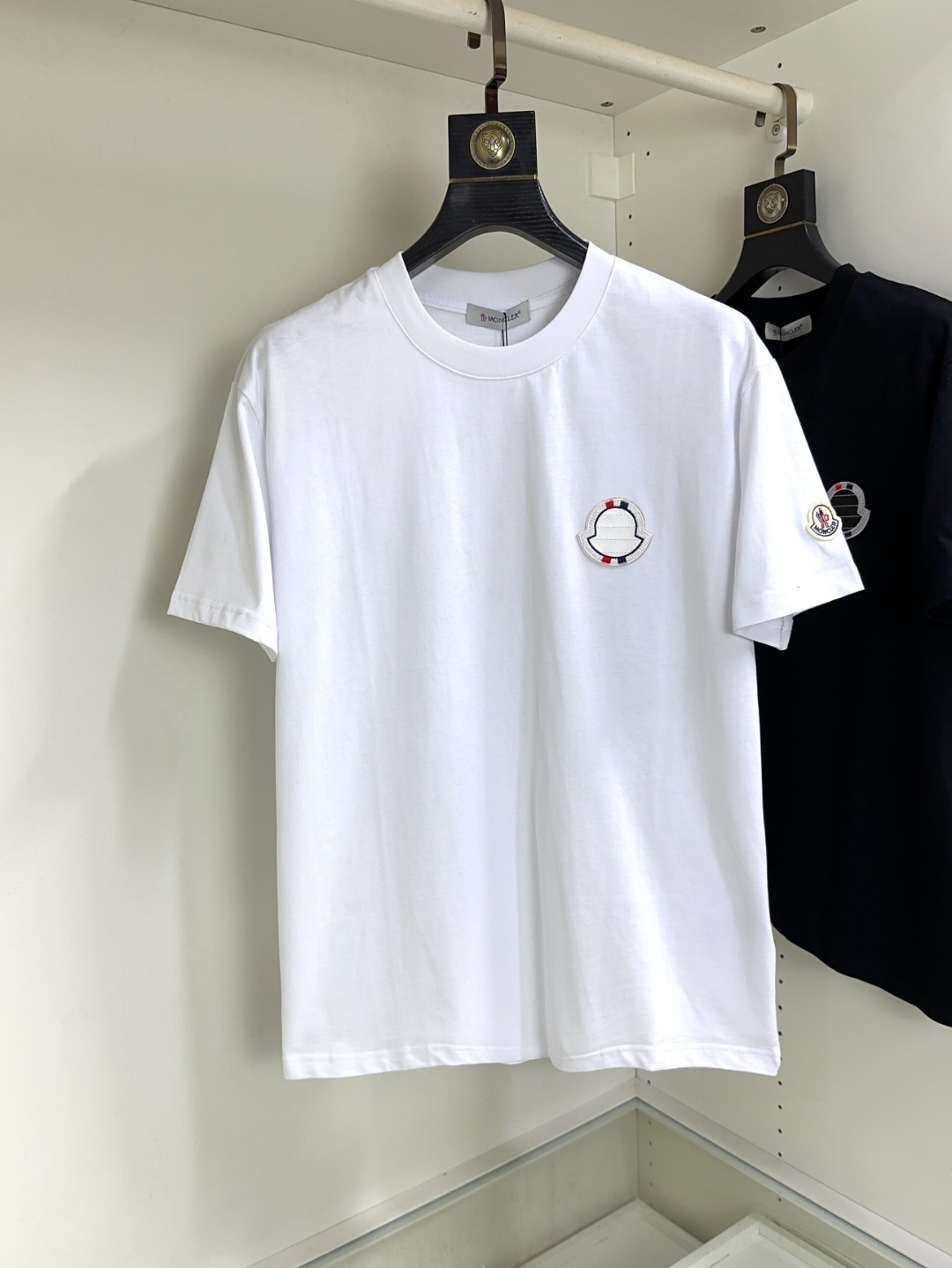 NO:414351,Moncler masked top round neck casual short sleeve high-end custom versatile styles that anyone can easily control. The fabric is fully customized craftsmanship, the latest logo design of the luxurious classic brand on the chest, which is very high-end and must be entered if you understand the goods!  The style and tailoring are slim styles, which are very exquisite, showing aura and highlighting the exquisiteness of business men. This is the unique feature, just right slim fit, and the upper body effect is very good!  Size S-XL can wear 190 catties, Moncler, T-shirt, alexander wang19860909Moncler 蒙口 顶级圆领休闲短袖高级定制百搭款式 任何人都可以轻松驾驭 面料全订制工艺 胸前奢华经典品牌最新logo设计,非常显档次懂货的必须入！版型剪裁属于修身款 非常精致,显气场,又会凸显商务男士的精致,这就是独到之处,恰到好处的修身,上身效果非常赞！尺码S-XL 可穿190斤,,Moncler,T-shirt,alexander wang,Men's clothing