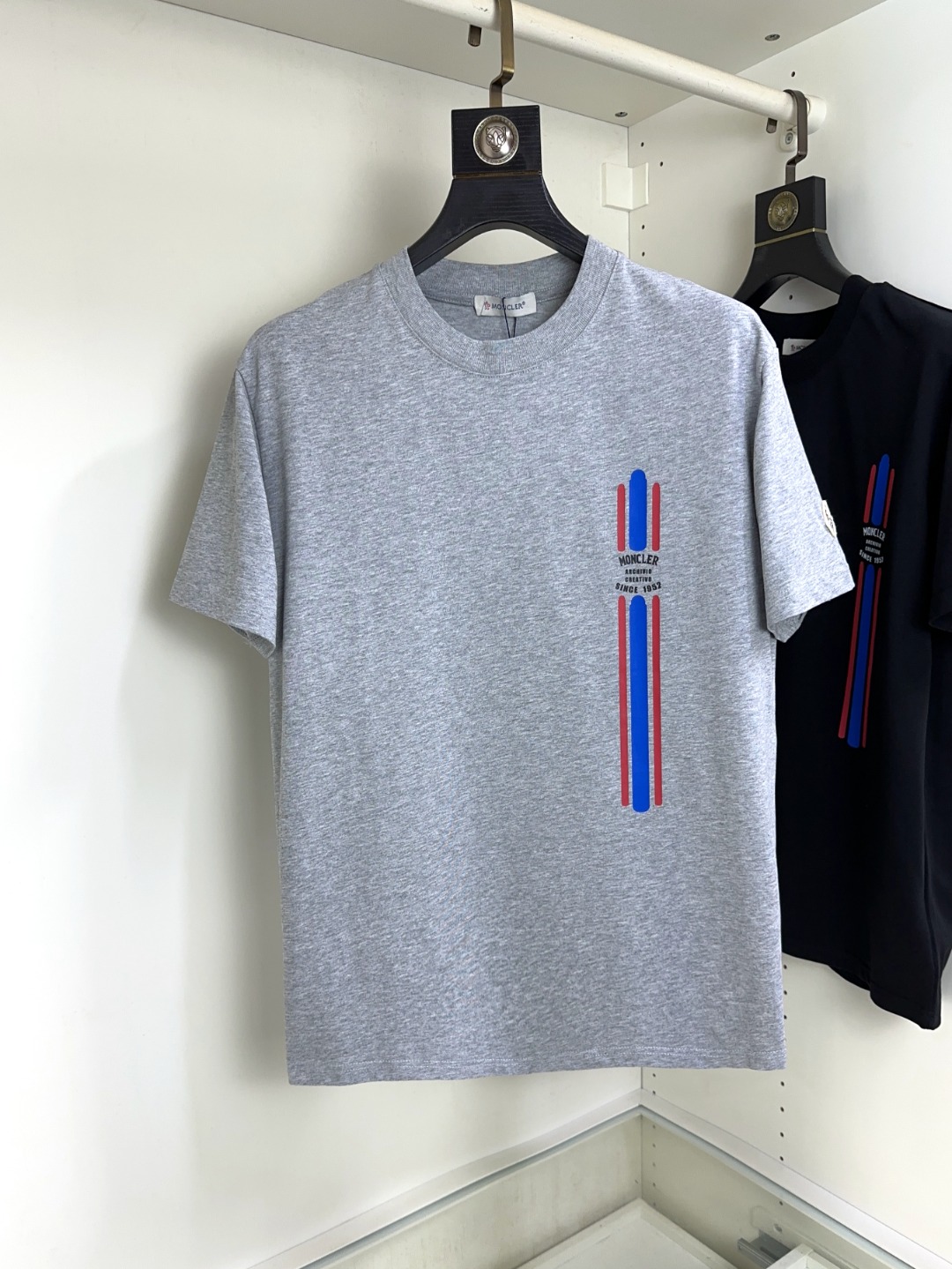 NO:414350,Moncler masked top round neck casual short sleeve high-end custom versatile styles that anyone can easily control. The fabric is fully customized craftsmanship, the latest logo design of the luxurious classic brand on the chest, which is very high-end and must be entered if you understand the goods!  The style and tailoring are slim styles, which are very exquisite, showing aura and highlighting the exquisiteness of business men. This is the unique feature, the right slim fit, and the upper body effect is very good!  Size S-XL can wear 190 catties, Moncler, T-shirt, alexander wang19860909Moncler 蒙口 顶级圆领休闲短袖高级定制百搭款式 任何人都可以轻松驾驭 面料全订制工艺 胸前奢华经典品牌最新logo设计,非常显档次懂货的必须入！版型剪裁属于修身款 非常精致,显气场,又会凸显商务男士的精致,这就是独到之处,恰到好处的修身,上身效果非常赞！尺码S-XL 可穿190斤,,Moncler,T-shirt,alexander wang,Men's clothing