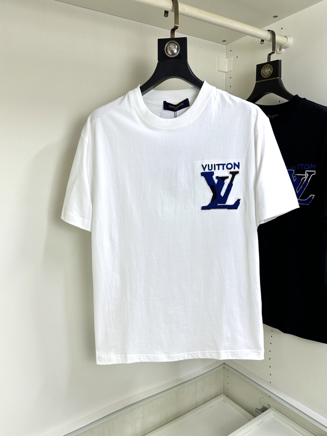 NO:414355,LV Louis Vuitton Fat Brother Gospel wears 200 pounds, top-quality round neck casual short-sleeved high-end custom versatile styles, anyone can easily control the fabric, full customization and craftsmanship, the latest logo design of the luxurious classic brand on the chest, which is very high-end and must be entered if you understand the goods!  The style and tailoring are slim styles, which are very exquisite, showing aura and highlighting the exquisiteness of business men. This is the unique feature, just right slim fit, and the upper body effect is very good!  Size XS-XL (counter code is equivalent to M-3XL), louis vuitton,louis vuitton,t-shirt,alexander wang19860909LV 路易威登 胖哥福音穿200斤 顶级圆领休闲短袖高级定制百搭款式 任何人都可以轻松驾驭 面料全订制工艺 胸前奢华经典品牌最新logo设计,非常显档次懂货的必须入！版型剪裁属于修身款 非常精致,显气场,又会凸显商务男士的精致,这就是独到之处,恰到好处的修身,上身效果非常赞！尺码XS-XL（专柜码等同M-3XL）,,louis vuitton,louis vuitton,T-shirt,alexander wang,Men's clothing