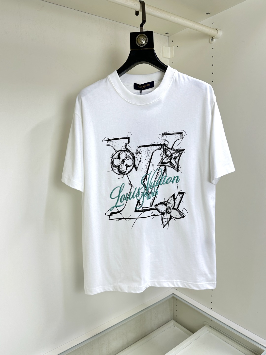 NO:414344,LV Louis Vuitton Fat Brother Gospel wears 200 pounds, top-quality round neck, casual short-sleeved high-end custom versatile styles, anyone can easily control the fabric, full customization and craftsmanship, the latest logo design of the luxurious classic brand on the chest, which is very high-end and must be entered if you understand the goods!  The style and tailoring are slim styles, which are very exquisite, showing aura and highlighting the exquisiteness of business men. This is the unique feature, the right slim fit, and the upper body effect is very good!  Size XS-XL (counter code is equivalent to M-3XL), louis vuitton,louis vuitton,t-shirt,alexander wang19860909LV 路易威登 胖哥福音穿200斤 顶级圆领休闲短袖高级定制百搭款式 任何人都可以轻松驾驭 面料全订制工艺 胸前奢华经典品牌最新logo设计,非常显档次懂货的必须入！版型剪裁属于修身款 非常精致,显气场,又会凸显商务男士的精致,这就是独到之处,恰到好处的修身,上身效果非常赞！尺码XS-XL（专柜码等同M-3XL）,,louis vuitton,louis vuitton,T-shirt,alexander wang,Men's clothing