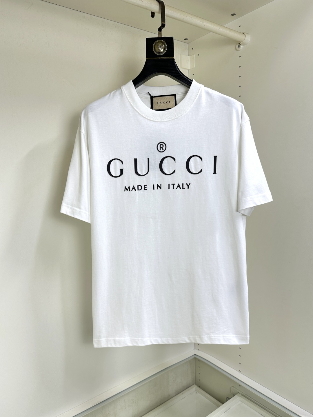 NO:414301,Gucci Gucci Fat Brother's Gospel wears 200 pounds, top-quality round neck, casual short-sleeved high-end custom versatile styles, anyone can easily control the fabric, full customization and craftsmanship, the latest logo design of the luxurious classic brand on the chest, which is very high-end and those who understand goods must enter!  The style and tailoring are slim styles, which are very exquisite, showing aura and highlighting the exquisiteness of business men. This is the unique feature, the right slim fit, and the upper body effect is very good!  Size XS-XL (counter code is equivalent to M-3XL), gucci, T-shirt, alexander wang19860909Gucci 古奇 胖哥福音穿200斤 顶级圆领休闲短袖高级定制百搭款式 任何人都可以轻松驾驭 面料全订制工艺 胸前奢华经典品牌最新logo设计,非常显档次懂货的必须入！版型剪裁属于修身款 非常精致,显气场,又会凸显商务男士的精致,这就是独到之处,恰到好处的修身,上身效果非常赞！尺码XS-XL（专柜码等同M-3XL）,,gucci,T-shirt,alexander wang,Men's clothing