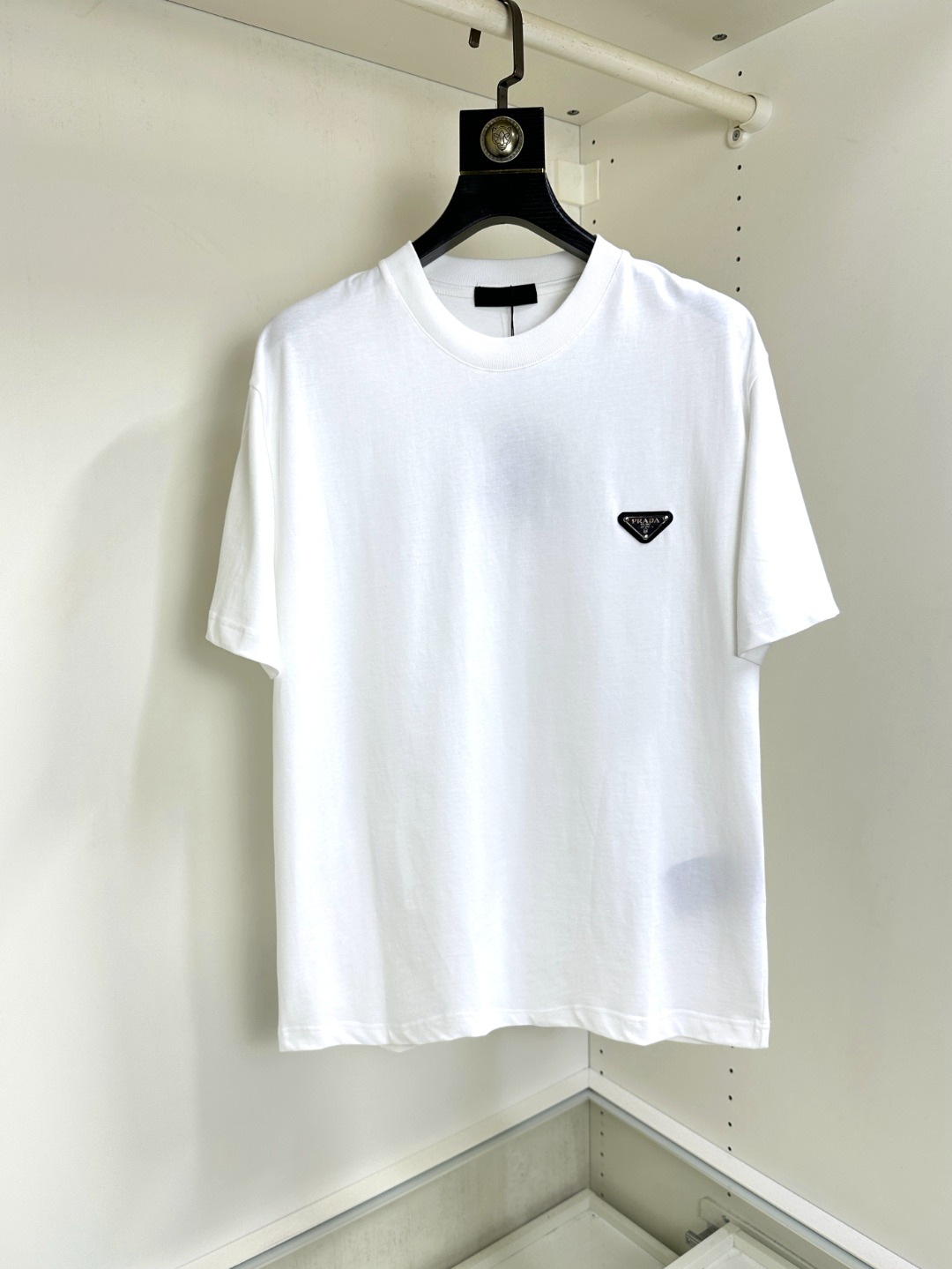 NO:414330,Prada Prada Fat Brother Gospel wears 200 pounds, top-quality round neck, casual short-sleeved high-end custom versatile styles, anyone can easily control the fabric, fully customized craftsmanship, the latest logo design of the luxurious classic brand on the chest, which is very high-end and must be entered if you understand the goods!  The style and tailoring are slim styles, which are very exquisite, showing aura and highlighting the exquisiteness of business men. This is the unique feature, the right slim fit, and the upper body effect is very good!  Size XS-XL (counter code is equivalent to M-3XL), prada, prada, T-shirt, alexander wang19860909Prada 普拉达 胖哥福音穿200斤 顶级圆领休闲短袖高级定制百搭款式 任何人都可以轻松驾驭 面料全订制工艺 胸前奢华经典品牌最新logo设计,非常显档次懂货的必须入！版型剪裁属于修身款 非常精致,显气场,又会凸显商务男士的精致,这就是独到之处,恰到好处的修身,上身效果非常赞！尺码XS-XL（专柜码等同M-3XL）,,prada,prada,T-shirt,alexander wang,Men's clothing