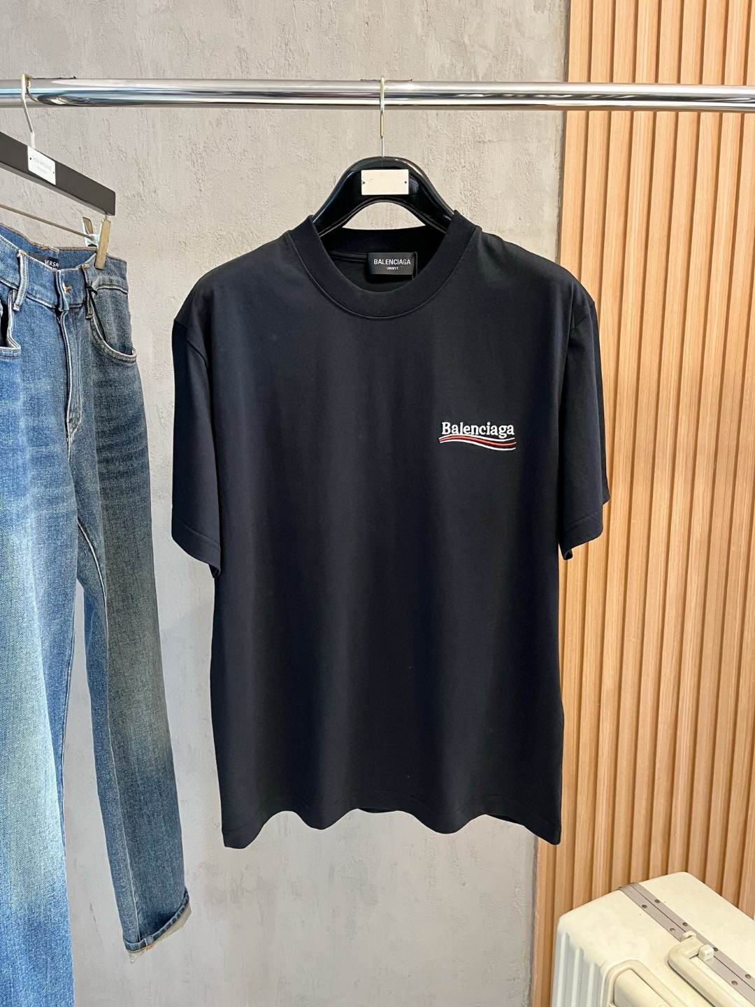 NO:414186,High-version Balenciaga 2025 new classic round neck short sleeves, fashionable and versatile classic elements to create exquisite craftsmanship counter fabrics, top-level elements to create, classic short sleeves 3 standards complete, trendy men's fashion, whether it is the comfort of the upper body or it is an incomparable existence, a must-have for male gods. Code number XS-XL, balenciaga, T-shirt, alexander wang19860909高版本 巴黎世家 2025新款经典圆领短袖,时尚百搭经典元素打造精致工艺专柜面料,顶级元素融合打造,经典短袖3标齐全,潮男时尚,无论是上身舒适度还是都是无可比拟的存在,男神必备.码数XS-XL,,balenciaga,T-shirt,alexander wang,Men's clothing