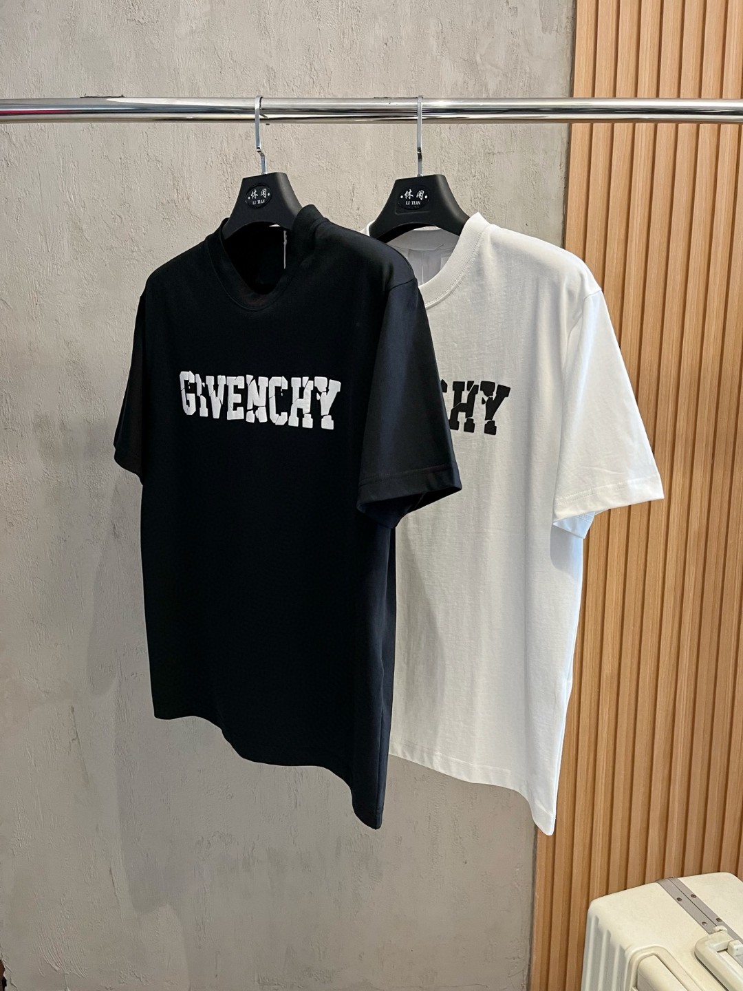 NO:414193,High-version Givenchy 2025 new classic round neck short sleeves, fashionable and versatile classic elements to create exquisite craftsmanship counter fabrics, top-level elements to create, classic short sleeves 3 standards complete, trendy men's fashion, whether it is the comfort of the upper body or it is an incomparable existence, a must-have for male gods. Code number XS-XL, given, given, given, T-shirt, alexander wang19860909高版本 Givenchy 纪梵希 2025新款经典圆领短袖,时尚百搭经典元素打造精致工艺专柜面料,顶级元素融合打造,经典短袖3标齐全,潮男时尚,无论是上身舒适度还是都是无可比拟的存在,男神必备.码数XS-XL,,givenchy,givenchy,T-shirt,alexander wang,Men's clothing