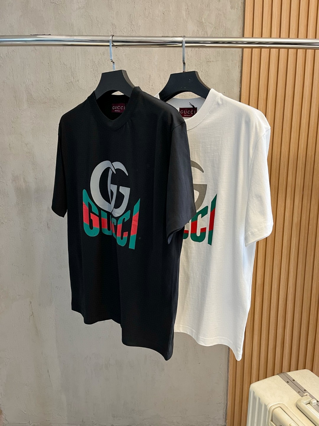 NO:414200,High-version Gucci 2025 new classic round neck short sleeves, fashionable and versatile classic elements to create exquisite craftsmanship counter fabrics, top-level elements to create, classic short sleeves 3 standards, trendy men's fashion, whether it is the comfort of the upper body or it is an incomparable existence, a must-have for male gods. Code number XS-XL, gucci, T-shirt, alexander wang19860909高版本 Gucci 古奇 2025新款经典圆领短袖,时尚百搭经典元素打造精致工艺专柜面料,顶级元素融合打造,经典短袖3标齐全,潮男时尚,无论是上身舒适度还是都是无可比拟的存在,男神必备.码数XS-XL,,gucci,T-shirt,alexander wang,Men's clothing