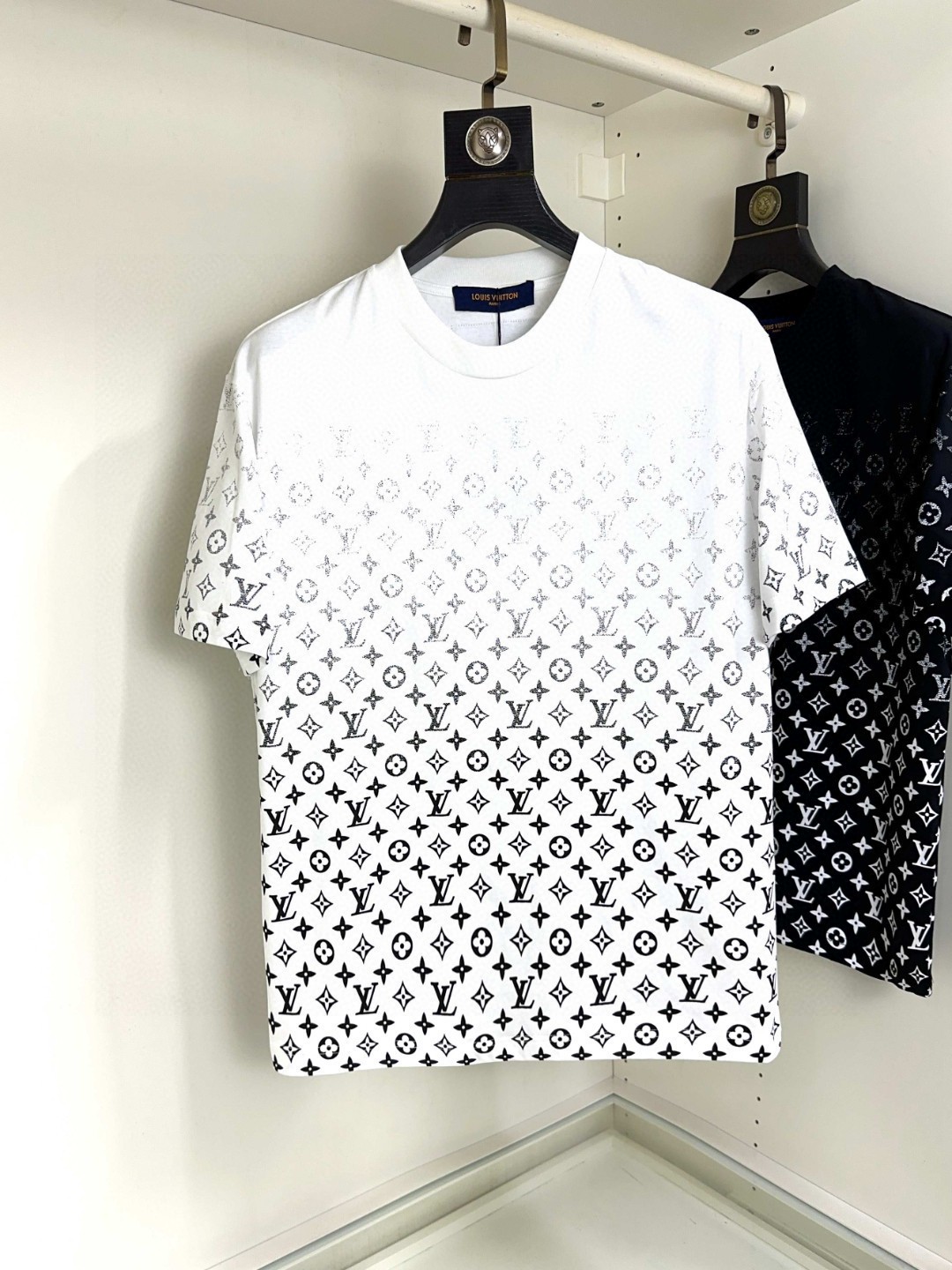 NO:417752,LV Louis Vuitton Fat Brother Gospel Max XL can wear 200 catties Top round neck casual short sleeves Top version High-end custom versatile styles Anyone can easily control the fabric is fully customized craftsmanship The latest logo design of the luxurious classic brand on the chest is very high-end, and those who understand goods must enter!  The style and tailoring are slim styles, which are very exquisite, showing aura and highlighting the exquisiteness of business men. This is the unique feature, the right slim fit, and the upper body effect is very good!  Size XS-XL (counter code is equivalent to M-3XL), louis vuitton,louis vuitton,t-shirt,alexander wang19860909LV 路易威登 胖哥福音最大XL可穿200斤 顶级圆领休闲短袖 顶级版本 高级定制百搭款式 任何人都可以轻松驾驭 面料全订制工艺 胸前奢华经典品牌最新logo设计,非常显档次懂货的必须入！版型剪裁属于修身款 非常精致,显气场,又会凸显商务男士的精致,这就是独到之处,恰到好处的修身,上身效果非常赞！尺码XS-XL（专柜码等同M-3XL）,,louis vuitton,louis vuitton,T-shirt,alexander wang,Men's clothing