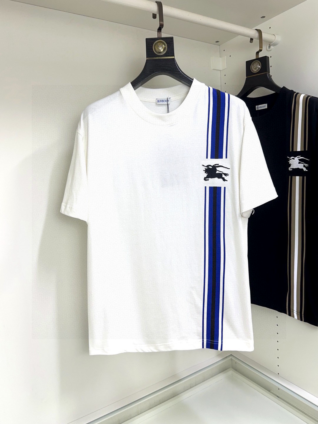 NO:417773,Burberry, Fat Brother Gospel can wear up to 200 kilograms, top-quality round neck, casual short-sleeved high-end custom versatile style, anyone can easily control the fabric, full customization and craftsmanship, the latest logo design of the luxurious classic brand on the chest, very high-end, those who understand goods must enter!  The style and tailoring are slim styles, which are very exquisite, showing aura and highlighting the exquisiteness of business men. This is the unique feature, the right slim fit, and the upper body effect is very good!  Size XS-XL (counter code is equivalent to M-3XL), burberry, burberry, T-shirt, alexander wang19860909Burberry 巴宝莉 胖哥福音最大可穿200斤高版本 顶级圆领休闲短袖高级定制百搭款式 任何人都可以轻松驾驭 面料全订制工艺 胸前奢华经典品牌最新logo设计,非常显档次懂货的必须入！版型剪裁属于修身款 非常精致,显气场,又会凸显商务男士的精致,这就是独到之处,恰到好处的修身,上身效果非常赞！尺码XS-XL（专柜码等同M-3XL）,,burberry,burberry,T-shirt,alexander wang,Men's clothing