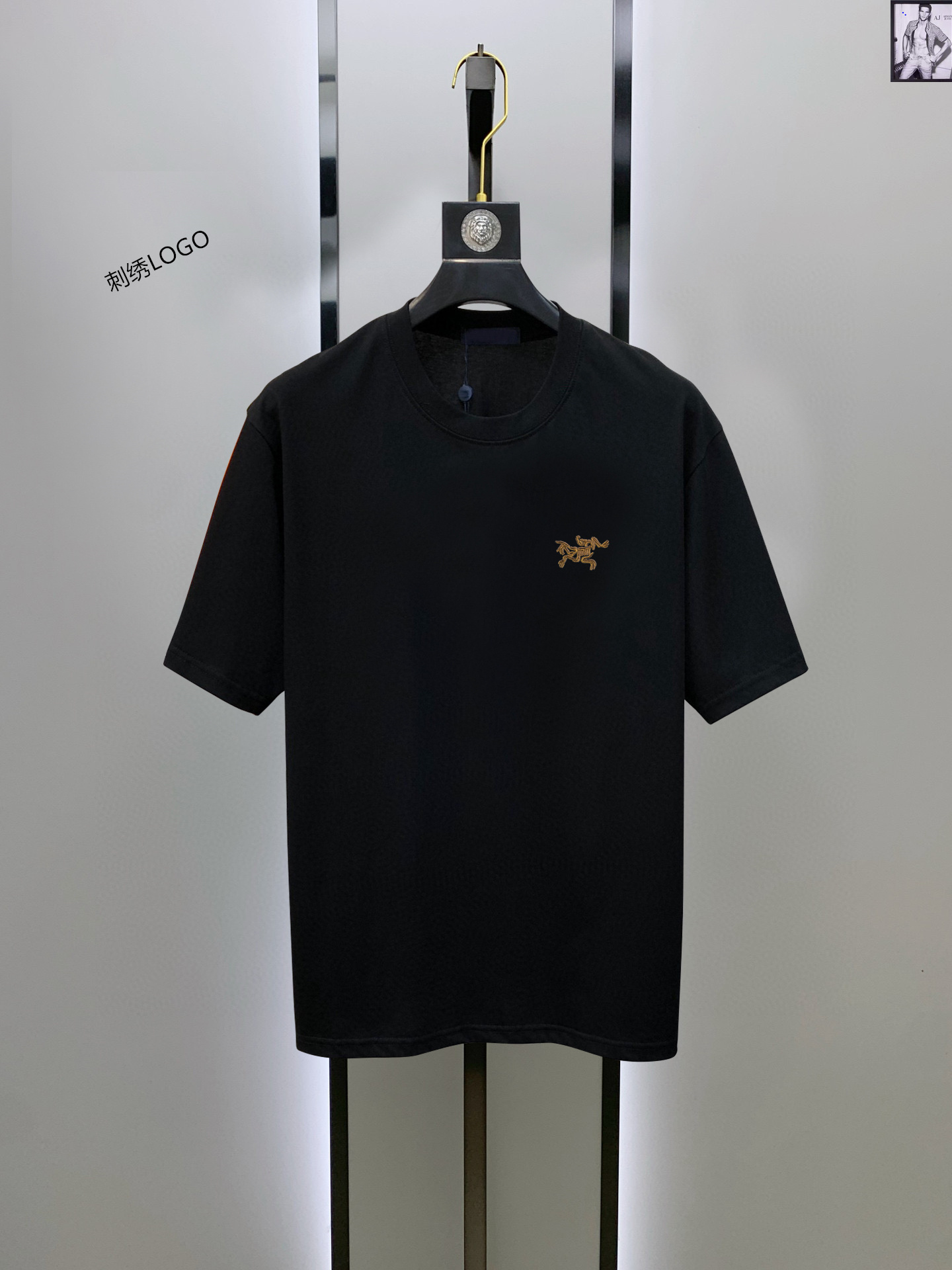 NO:417553,Archaeopteryx, a new spring and summer product, fashionable round neck short sleeves, high-end custom versatile style!  More practical, anyone can easily control it. It is made of 95 cotton + 5-day silk fabric, with a very touch, no pilling, no deformation, luxurious classic logo design, very high-end and must be entered if you understand the goods!  The style is loose and can be controlled by both men and women!  It shows its aura and highlights its exquisiteness. This is the uniqueness. The upper body effect is very good. Size S-XXL reference (model try on height 173cm and weight kilograms wear M size) and so on, the maximum wear is more than 210 kilograms. Welfare for Fat Brother!  ,arc'teryx,T-shirt,alexander wang19860909始祖鸟 春夏新品时尚圆领短袖高级定制百搭款式！更有实用感 任何人都可以轻松驾驭 采用95棉+5天丝面料制作,手感非常奈斯,不起球,不变形,奢华经典logo设计,非常显档次懂货的必须入！版型剪裁属于宽松版型,男女都可驾驭！显气场,又会凸显精致,这就是独到之处,上身效果非常赞.尺码S-XXL 参考（ 模特试穿 身高173cm体重斤穿M码）以此类推,最大可穿210多斤.胖哥哥福利！,arc'teryx,T-shirt,alexander wang,Men's clothing