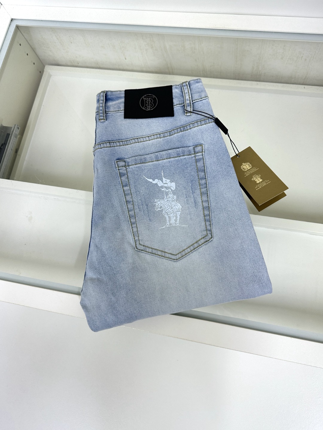 NO:417725,The original official website of Burberry Burberry is available for sale at the same time in the counter, fashionable casual pants, straight jeans, elastic jeans, imported original fabric, comfortable and breathable upper body, top craft hardware accessories. The grade is extremely high, the style is super straight, and the upper body is fashionable and stylish!  A must-have item in the closet!  Size 29-38, Burberry, Burberry, Jeans, Alexander wang19860909原单货官网款 Burberry 巴宝莉 新款专柜同步有售,时尚休闲裤直筒牛仔裤弹力牛仔裤,进口原版面料,上身舒适透气,顶级工艺五金配饰.档次极高,版型超正,上身时尚有型！衣橱必备单品！尺码29-38,,burberry,burberry,jeans,alexander wang,Men's clothing