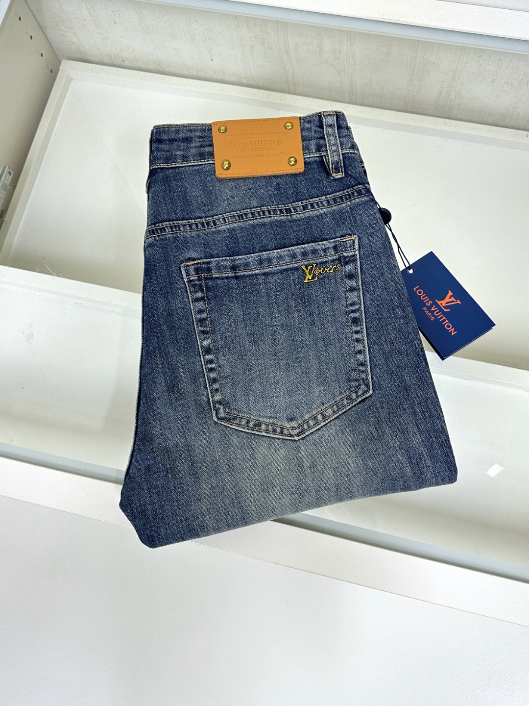 NO:417736,The original official website of LV Louis Vuitton is available for sale at the same time on the counter, fashionable casual pants, straight jeans, elastic jeans, imported original fabric, comfortable and breathable upper body, top craft hardware accessories. The grade is extremely high, the style is super straight, and the upper body is fashionable and stylish!  A must-have item in the closet!  Size 29-38, louis vuitton,louis vuitton,jeans,alexander wang19860909原单货官网款 LV 路易威登 新款专柜同步有售,时尚休闲裤直筒牛仔裤弹力牛仔裤,进口原版面料,上身舒适透气,顶级工艺五金配饰.档次极高,版型超正,上身时尚有型！衣橱必备单品！尺码29-38,,louis vuitton,louis vuitton,jeans,alexander wang,Men's clothing