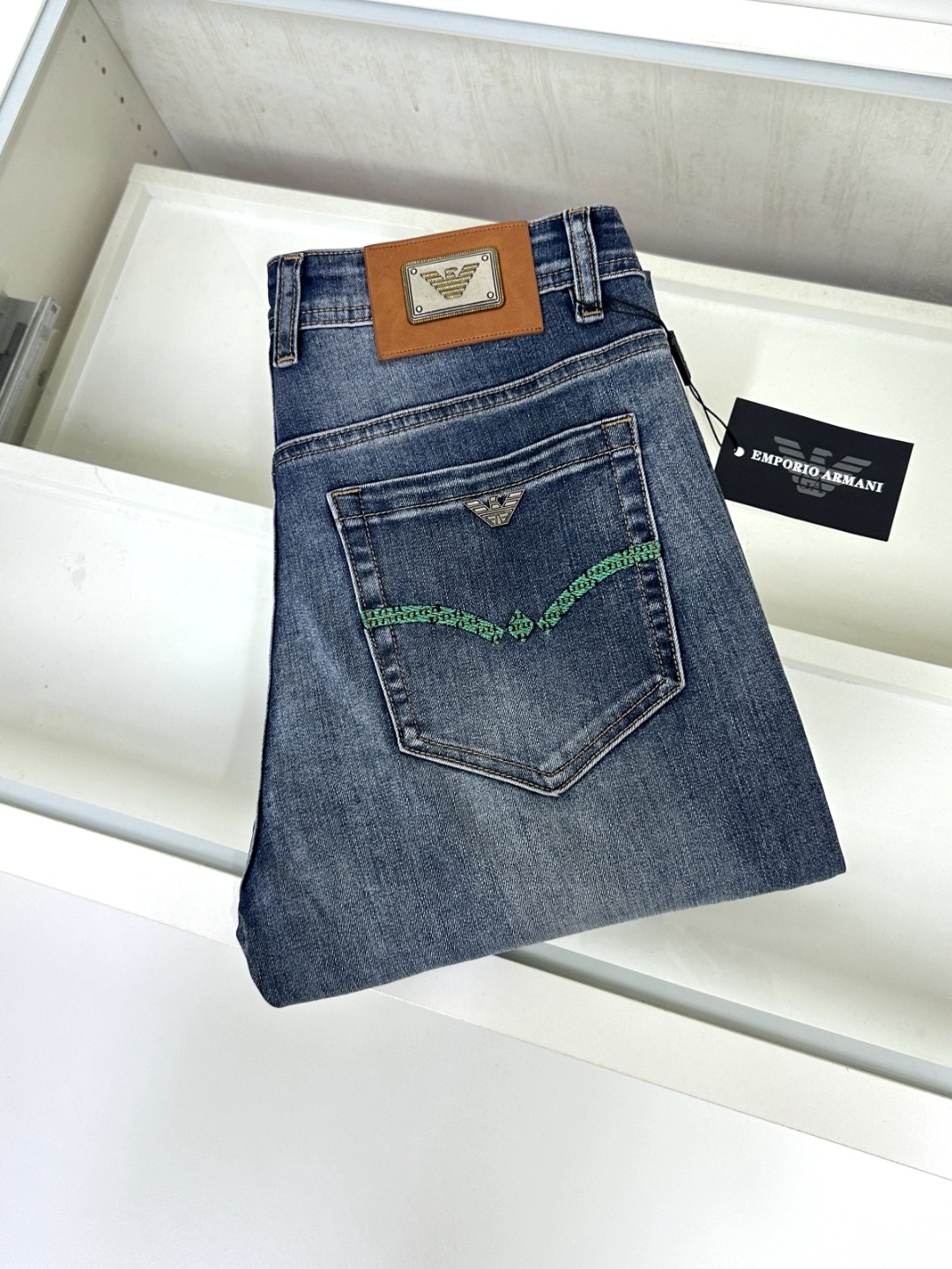 NO:417807,The original official website of Armani Armani is available for sale at the same time in the counter, fashionable casual pants, straight jeans, elastic jeans, imported original fabric, comfortable and breathable upper body, top craft hardware accessories. The grade is extremely high, the style is super straight, and the upper body is fashionable and stylish!  A must-have item in the closet!  Size 29-38, Armani, Armani, Jeans, Alexander wang19860909原单货官网款 Armani 阿玛尼 新款专柜同步有售,时尚休闲裤直筒牛仔裤弹力牛仔裤,进口原版面料,上身舒适透气,顶级工艺五金配饰.档次极高,版型超正,上身时尚有型！衣橱必备单品！尺码29-38,,armani,armani,jeans,alexander wang,Men's clothing