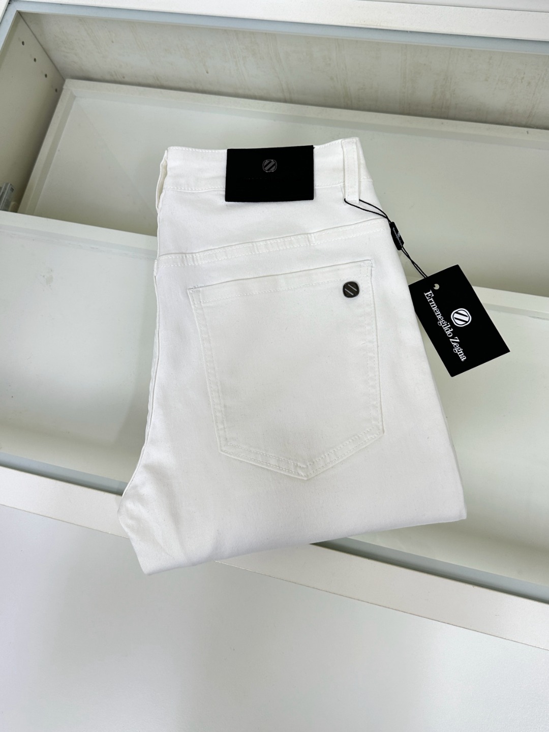 NO:417799,The original official website of Zegna Zegna is available for sale at the same time in the counter, fashionable casual pants, straight jeans, elastic jeans, imported original fabric, comfortable and breathable upper body, top craft hardware accessories. The grade is extremely high, the style is super straight, and the upper body is fashionable and stylish!  A must-have item in the closet!  Size 29-38, zegna, jeans, alexander wang19860909原单货官网款 Zegna 杰尼亚 新款专柜同步有售,时尚休闲裤直筒牛仔裤弹力牛仔裤,进口原版面料,上身舒适透气,顶级工艺五金配饰.档次极高,版型超正,上身时尚有型！衣橱必备单品！尺码29-38,,zegna,jeans,alexander wang,Men's clothing