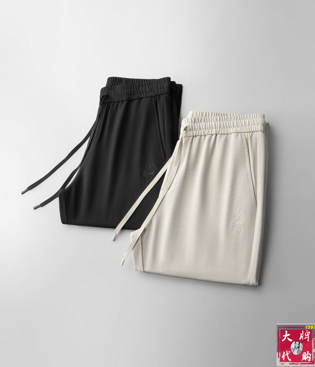 NO:417625,Hermes Early Spring New Style New Men's Elastic Sleeping Pants, Business Leisure Style!  !  The fabric is important!  Baby's skin is smooth!  !  Customer supplies fixed fabrics, and you can find that they are very smooth fabrics, soft and skin-friendly. The upper body is crisp and stylish, and the surface has a warm and shiny feeling. It is high-end and textured. The upper body is very distinctive, with classic brand logo embellishment, elegant and natural style, moderate thickness, suitable for autumn and winter wear, and the hardware and accessories are all in all quality!  A very practical style for business and casual wear. Number of 30-38, hermes, hermes, alexander wang19860909Hermes 爱马仕 早春新款新款男士松紧带休闲裤、商务休闲款！！重在面料！婴儿肌肤般的柔滑！！客供定织料,入手便知极具柔滑面料,手感柔软亲肤,上身挺括有型,表面又有着温润的光泽感,高档而显质感,经典细节处理,上身很有特点,经典品牌标识点缀,优雅自然的版型,厚度适中,适合秋冬穿着,五金辅料全品相！商务休闲都很实穿的一款. 码数30-38,,hermes,hermes,alexander wang,Men's clothing