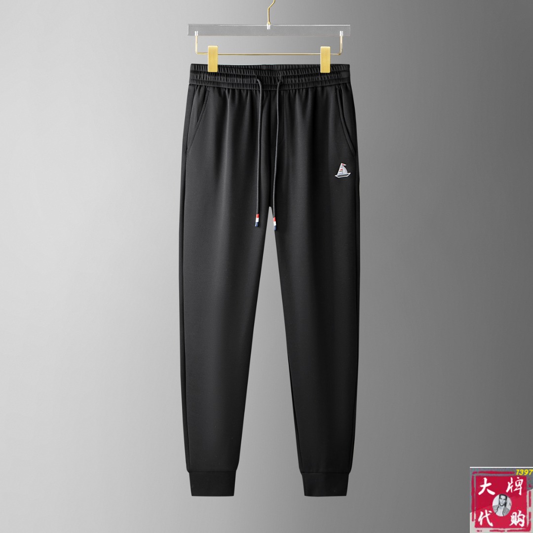 NO:417642,TB Tom Brown Early Spring New Style New Men's Elastic Strap Leisure Pants, Business Leisure Style!  !  The fabric is important!  Baby's skin is smooth!  !  Customer supplies fixed fabrics, and you can find that they are very smooth fabrics, soft and skin-friendly. The upper body is crisp and stylish, and the surface has a warm and shiny feeling. It is high-end and textured. The upper body is very distinctive, with classic brand logo embellishment, elegant and natural style, moderate thickness, suitable for autumn and winter wear, and the hardware and accessories are all in all quality!  A very practical style for business and casual wear. 30-38, thom browne, alexander wang19860909TB 汤姆布朗 早春新款新款男士松紧带休闲裤、商务休闲款！！重在面料！婴儿肌肤般的柔滑！！客供定织料,入手便知极具柔滑面料,手感柔软亲肤,上身挺括有型,表面又有着温润的光泽感,高档而显质感,经典细节处理,上身很有特点,经典品牌标识点缀,优雅自然的版型,厚度适中,适合秋冬穿着,五金辅料全品相！商务休闲都很实穿的一款. 码数30-38,,thom browne,alexander wang,Men's clothing