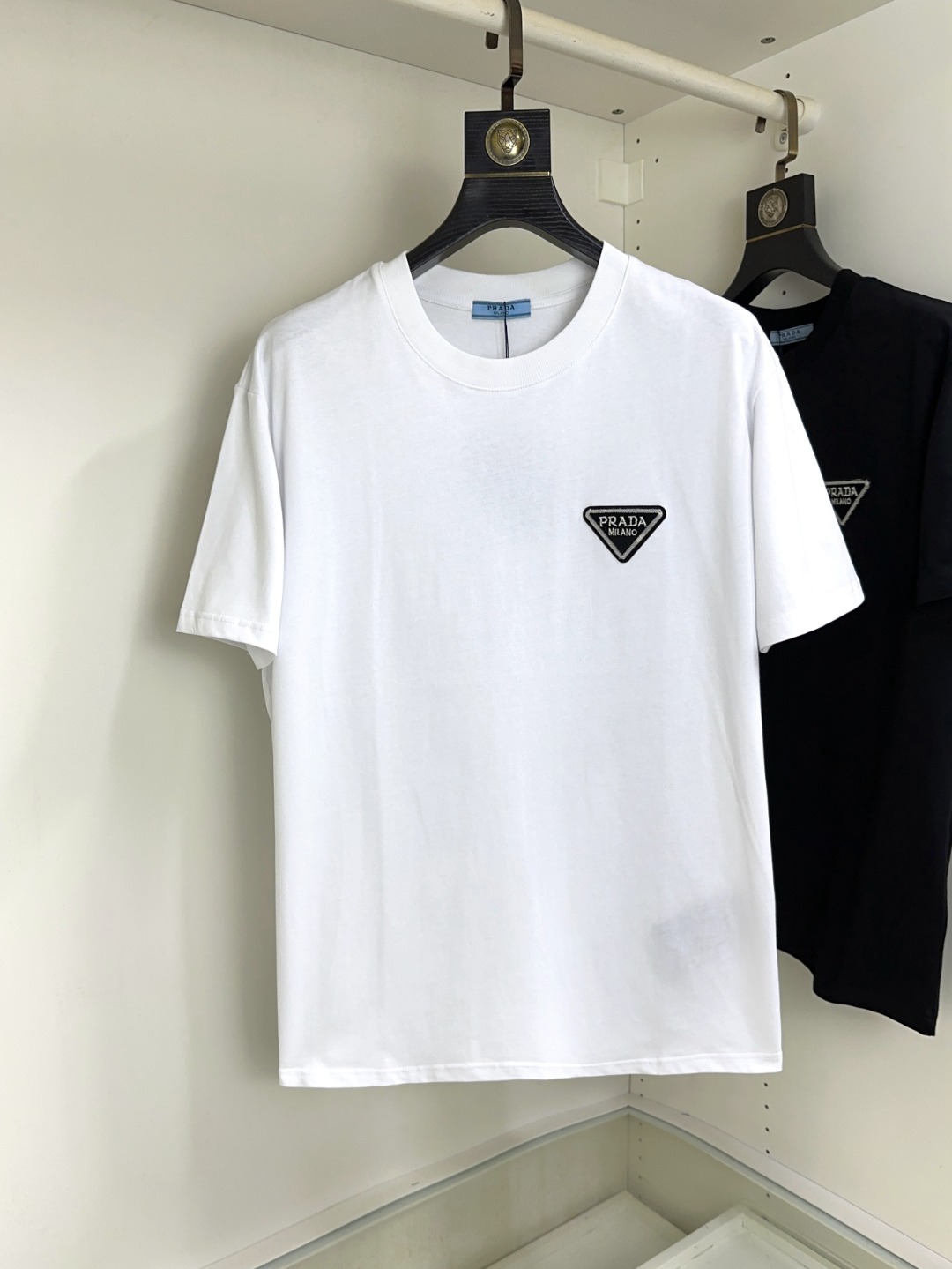 NO:417711,Prada Top round neck, casual short-sleeved high-end custom versatile styles, anyone can easily control the fabric, fully customized craftsmanship, the latest logo design of luxury classic brand on the chest, very high-end, those who understand goods must enter!  The style and tailoring are slim styles, which are very exquisite, showing aura and highlighting the exquisiteness of business men. This is the unique feature, the right slim fit, and the upper body effect is very good!  Size S-XL can wear 190 catties, prada, prada, T-shirt, alexander wang19860909Prada 普拉达 顶级圆领休闲短袖高级定制百搭款式 任何人都可以轻松驾驭 面料全订制工艺 胸前奢华经典品牌最新logo设计,非常显档次懂货的必须入！版型剪裁属于修身款 非常精致,显气场,又会凸显商务男士的精致,这就是独到之处,恰到好处的修身,上身效果非常赞！尺码S-XL 可穿190斤,,prada,prada,T-shirt,alexander wang,Men's clothing