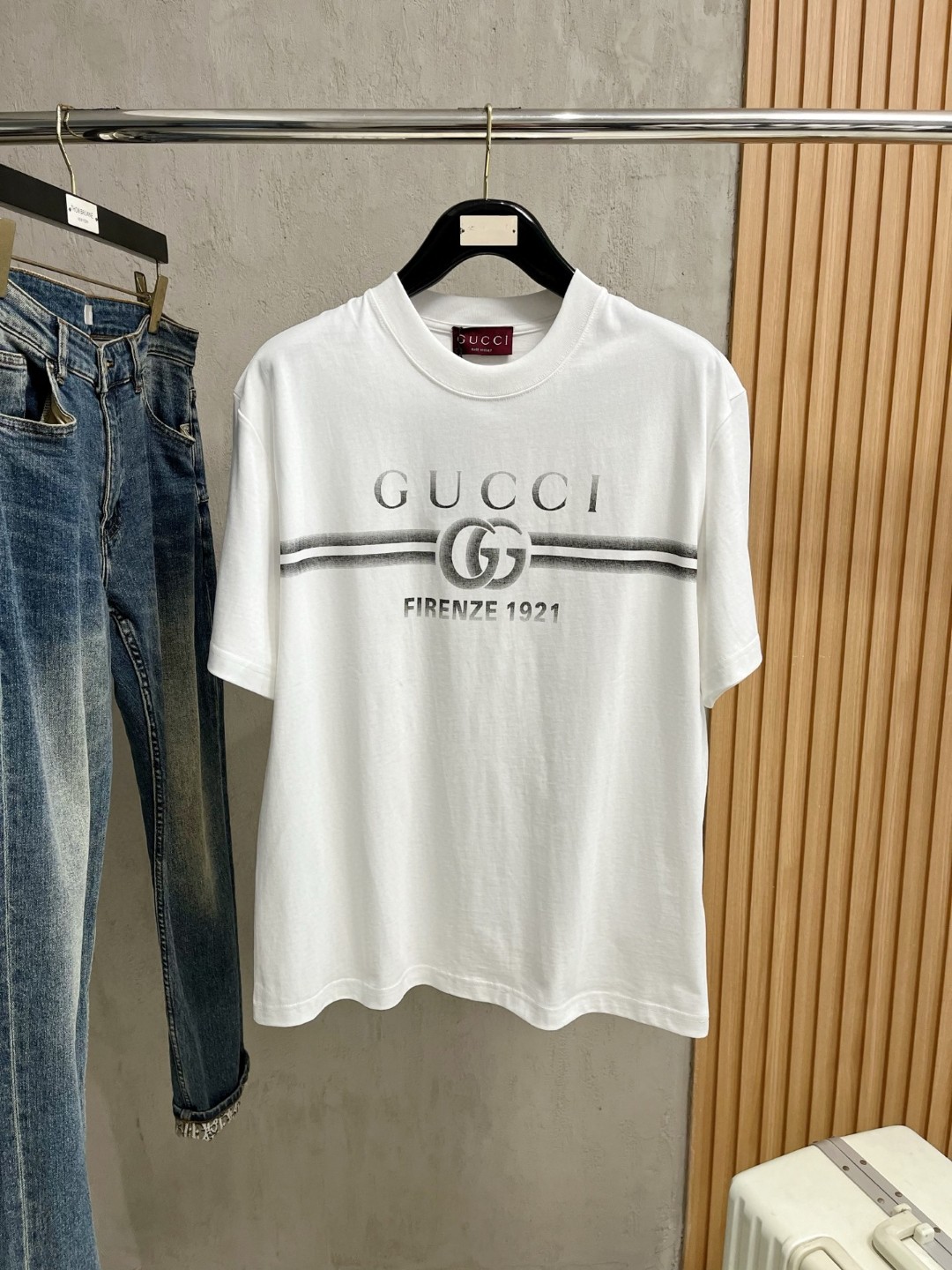 NO:417667,High-version Gucci 2025 new classic round neck short sleeves, fashionable and versatile classic elements to create exquisite craftsmanship counter fabrics, top-level elements to create, classic short sleeves 3 standards, trendy men's fashion, whether it is the comfort of the upper body or it is an incomparable existence, a must-have for male gods. Code number XS-XL, gucci, T-shirt, alexander wang19860909高版本 Gucci 古奇 2025新款经典圆领短袖,时尚百搭经典元素打造精致工艺专柜面料,顶级元素融合打造,经典短袖3标齐全,潮男时尚,无论是上身舒适度还是都是无可比拟的存在,男神必备.码数XS-XL,,gucci,T-shirt,alexander wang,Men's clothing