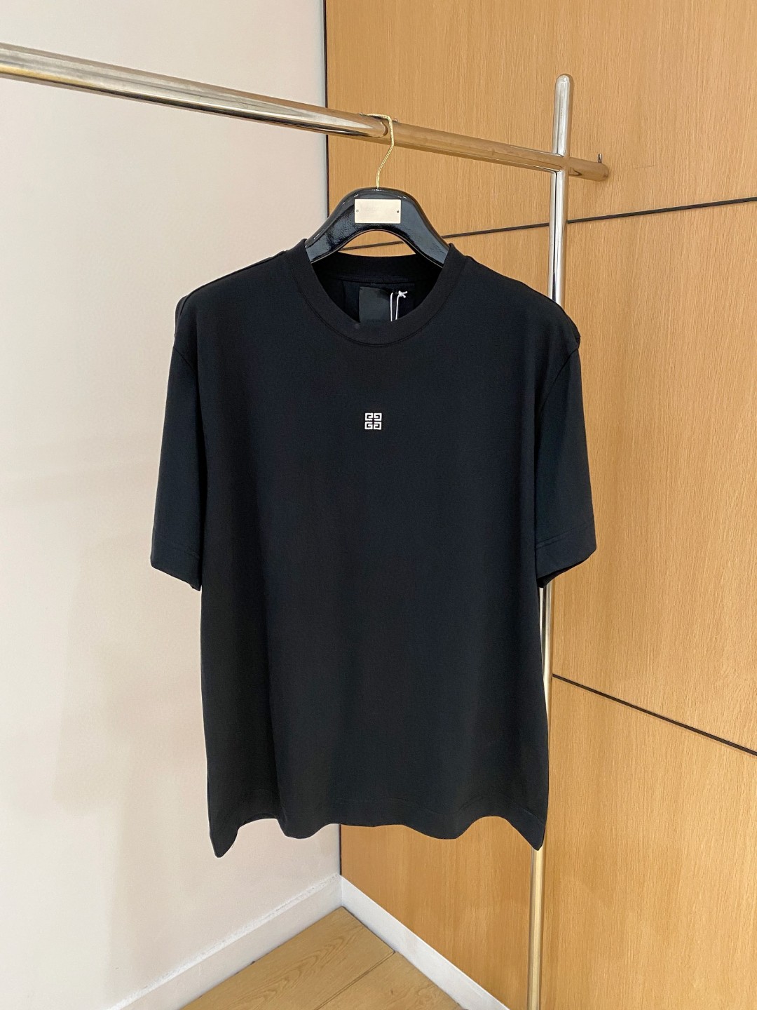 NO:417659,High-version Givenchy 2025 new classic round neck short sleeves, fashionable and versatile classic elements to create exquisite craftsmanship counter fabrics, top-level elements to create, classic short sleeves 3 standards complete, trendy men's fashion, whether it is the comfort of the upper body or it is an incomparable existence, a must-have for male gods. Code number XS-XL, given, given, given, T-shirt, alexander wang19860909高版本 Givenchy 纪梵希 2025新款经典圆领短袖,时尚百搭经典元素打造精致工艺专柜面料,顶级元素融合打造,经典短袖3标齐全,潮男时尚,无论是上身舒适度还是都是无可比拟的存在,男神必备.码数XS-XL,,givenchy,givenchy,T-shirt,alexander wang,Men's clothing