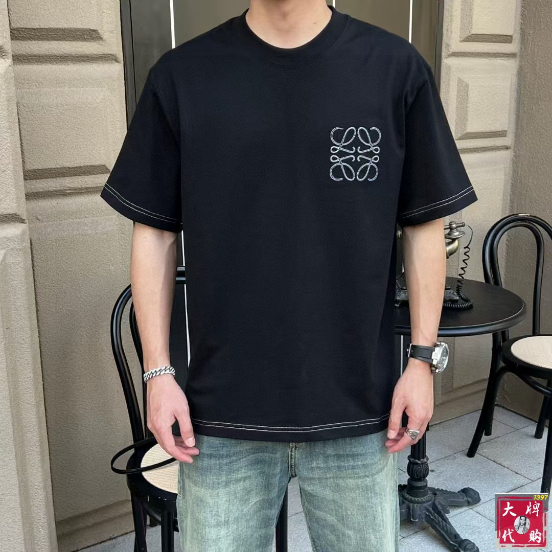 NO:440413,Loewe Loewe Fat Brother Gospel XL wears 200 pounds, top-quality round neck, casual short-sleeved high-end custom versatile style, anyone can easily control it, full-customized fabric craftsmanship, the latest logo design of the luxurious classic brand on the chest, very high-end, those who understand goods must enter!  The style and tailoring are slim styles, which are very exquisite, showing aura and highlighting the exquisiteness of business men. This is the unique feature, the right slim fit, and the upper body effect is very good!  Size XS-XL (counter code is equivalent to M-3XL), loewe,loewe,T-shirt,alexander wang19860909Loewe 罗意威 胖哥福音XL穿200斤 顶级圆领休闲短袖高级定制百搭款式 任何人都可以轻松驾驭 面料全订制工艺 胸前奢华经典品牌最新logo设计,非常显档次懂货的必须入！版型剪裁属于修身款 非常精致,显气场,又会凸显商务男士的精致,这就是独到之处,恰到好处的修身,上身效果非常赞！尺码XS-XL（专柜码等同M-3XL）,,loewe,loewe,T-shirt,alexander wang,Men's clothing