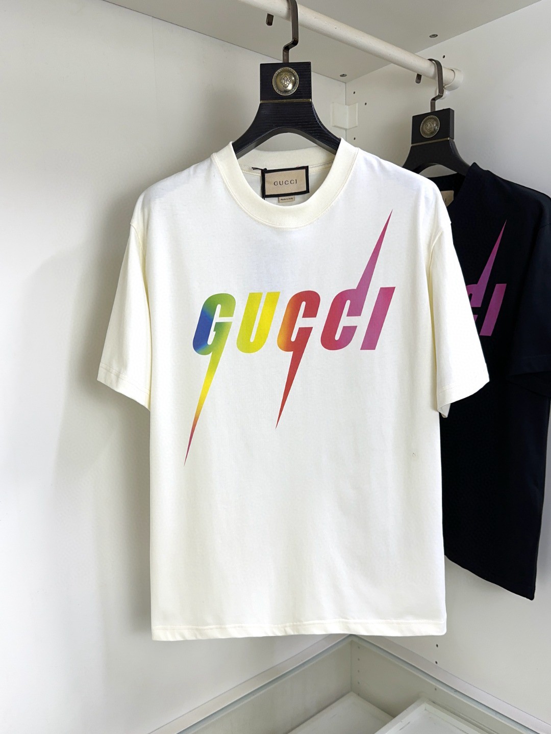 NO:456543,Gucci Gucci Fat Brother Gospel Maximum XL can wear 200 kilograms Top-level round neck casual short sleeves Top-level version High-end custom versatile styles Anyone can easily control the fabric is fully customized craftsmanship The latest logo design of the luxurious classic brand on the chest is very high-end, and those who understand goods must enter!  The style and tailoring are slim styles, which are very exquisite, showing aura and highlighting the exquisiteness of business men. This is the unique feature, the right slim fit, and the upper body effect is very good!  Size XS-XL (counter code is equivalent to M-3XL), gucci, T-shirt, alexander wang19860909Gucci 古奇 胖哥福音最大XL可穿200斤 顶级圆领休闲短袖 顶级版本 高级定制百搭款式 任何人都可以轻松驾驭 面料全订制工艺 胸前奢华经典品牌最新logo设计,非常显档次懂货的必须入！版型剪裁属于修身款 非常精致,显气场,又会凸显商务男士的精致,这就是独到之处,恰到好处的修身,上身效果非常赞！尺码XS-XL（专柜码等同M-3XL）,,gucci,T-shirt,alexander wang,Men's clothing