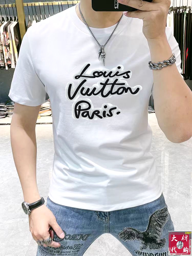 NO:463358,LV Louis Vuitton Fat Brother Gospel XL wears 200 catties top round neck casual short sleeve high-end custom versatile styles that anyone can easily control. The fabric is fully customized craftsmanship, the latest logo design of the luxurious classic brand on the chest, which is very high-end and must be entered if you understand the goods!  The style and tailoring are slim styles, which are very exquisite, showing aura and highlighting the exquisiteness of business men. This is the unique feature, the right slim fit, and the upper body effect is very good!  Size XS-XL (counter code is equivalent to M-3XL), louis vuitton,louis vuitton,t-shirt,alexander wang19860909LV路易威登 胖哥福音XL穿200斤 顶级圆领休闲短袖高级定制百搭款式 任何人都可以轻松驾驭 面料全订制工艺 胸前奢华经典品牌最新logo设计,非常显档次懂货的必须入！版型剪裁属于修身款 非常精致,显气场,又会凸显商务男士的精致,这就是独到之处,恰到好处的修身,上身效果非常赞！尺码XS-XL（专柜码等同M-3XL）,,louis vuitton,louis vuitton,T-shirt,alexander wang,Men's clothing