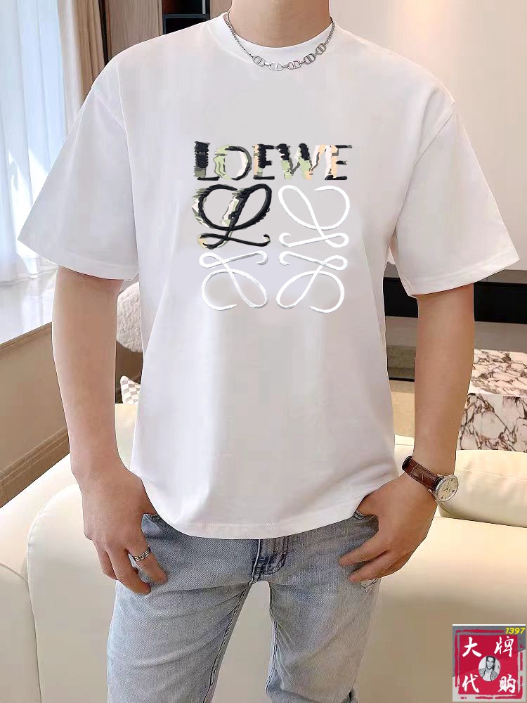 NO:450831,Loewe Loewe Fat Brother Gospel XL wears 200 pounds, top-quality round neck, casual short-sleeved high-end custom versatile style, anyone can easily control it, full-customized fabric craftsmanship, the latest logo design of the luxurious classic brand on the chest, very high-end, those who understand goods must enter!  The style and tailoring are slim styles, which are very exquisite, showing aura and highlighting the exquisiteness of business men. This is the unique feature, the right slim fit, and the upper body effect is very good!  Size XS-XL (counter code is equivalent to M-3XL), loewe,loewe,T-shirt,alexander wang19860909Loewe 罗意威 胖哥福音XL穿200斤 顶级圆领休闲短袖高级定制百搭款式 任何人都可以轻松驾驭 面料全订制工艺 胸前奢华经典品牌最新logo设计,非常显档次懂货的必须入！版型剪裁属于修身款 非常精致,显气场,又会凸显商务男士的精致,这就是独到之处,恰到好处的修身,上身效果非常赞！尺码XS-XL（专柜码等同M-3XL）,,loewe,loewe,T-shirt,alexander wang,Men's clothing