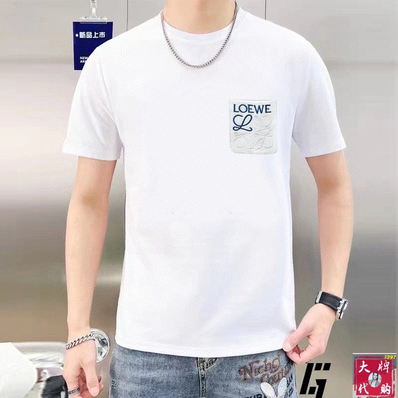 NO:443017,Loewe Loewe Fat Brother Gospel XL wears 200 pounds, top-quality round neck, casual short-sleeved high-end custom versatile style, anyone can easily control it, full-customized fabric craftsmanship, the latest logo design of the luxurious classic brand on the chest, very high-end, those who understand goods must enter!  The style and tailoring are slim styles, which are very exquisite, showing aura and highlighting the exquisiteness of business men. This is the unique feature, the right slim fit, and the upper body effect is very good!  Size XS-XL (counter code is equivalent to M-3XL), loewe,loewe,T-shirt,alexander wang19860909Loewe 罗意威 胖哥福音XL穿200斤 顶级圆领休闲短袖高级定制百搭款式 任何人都可以轻松驾驭 面料全订制工艺 胸前奢华经典品牌最新logo设计,非常显档次懂货的必须入！版型剪裁属于修身款 非常精致,显气场,又会凸显商务男士的精致,这就是独到之处,恰到好处的修身,上身效果非常赞！尺码XS-XL（专柜码等同M-3XL）,,loewe,loewe,T-shirt,alexander wang,Men's clothing