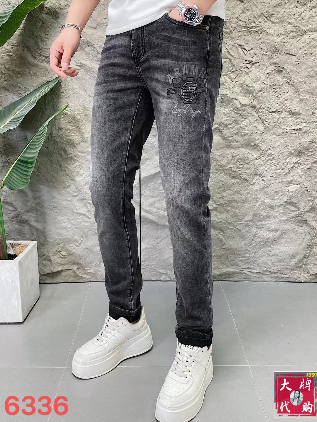 NO:520072,Armani Men's Jeans Original Original Clothing Original Wash Water!  Imported original washing elastic fabrics, complex handicrafts superimposed, any washing step will become a completely different color effect after a few more seconds, so it is more precious, especially long-lasting and odor-resistant... Use the best tannin elastic texture, genuine leather leather cards, high-quality metal accessories... to create a unique and original jeans style!  Original hardware accessories, super positive style, comfortable and breathable, extremely high grade, counter quality, and handsome upper body. Number of codes 29-38, Armani, Armani, jeans, alexander wang19860909Armani 阿玛尼 男士牛仔裤原厂原布原洗水！进口原版水洗弹力面料,复杂的手工艺叠加,任何一个洗水环节多停留几秒都会变成完全不一样的颜色效果,所以越加珍贵,特别持久、耐味…… 选用上乘的丹宁弹力质感,真皮皮牌、高定的金属辅料……打造出独特及原创的牛仔裤款型！原版五金辅料,版型超正,舒适透气,档次极高,专柜品质,上身帅气十足.码数29-38,,armani,armani,jeans,alexander wang,Men's clothing