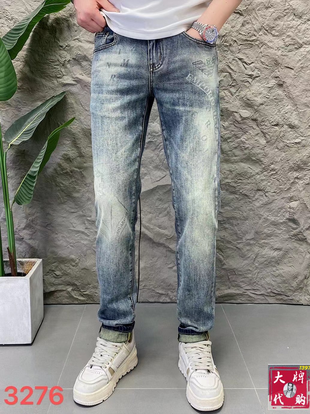 NO:440402,Armani Men's Jeans Original Original Clothing Original Wash Water!  Imported original wash elastic fabrics, complex handicrafts superimposed, any wash process will become a completely different color effect after a few more seconds, so it is more precious, especially long-lasting and odor-resistant... Use the best tannin elastic texture, genuine leather leather cards, high-quality metal accessories... to create a unique and original jeans style!  Original hardware accessories, super positive style, comfortable and breathable, extremely high grade, counter quality, and handsome upper body. Number of codes 29-38, Armani, jeans, alexander wang19860909阿玛尼 男士牛仔裤原厂原布原洗水！进口原版水洗弹力面料,复杂的手工艺叠加,任何一个洗水环节多停留几秒都会变成完全不一样的颜色效果,所以越加珍贵,特别持久、耐味…… 选用上乘的丹宁弹力质感,真皮皮牌、高定的金属辅料……打造出独特及原创的牛仔裤款型！原版五金辅料,版型超正,舒适透气,档次极高,专柜品质,上身帅气十足.码数29-38,,armani,jeans,alexander wang,Men's clothing