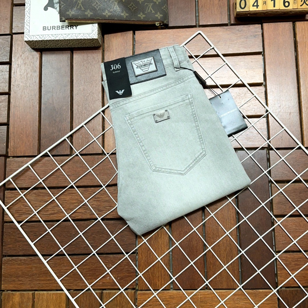 NO:427517,Armani New style and new products available for sale in physical stores. The original 1:1 good product for the counter, suitable for all ages. The highest version of imported European fabrics in the market. They are comfortable, soft and skin-friendly. The upper body effect is super fashionable and versatile. They are straight and stylish. They are a must-have in the wardrobe!  Suitable for any occasion Size 29-40, Armani, Armani, Jeans, Alexander wang19860909Armani 阿玛尼 新款新品 专柜有售 实体店极品牛仔裤专柜原版1:1好货,适合各个年龄段.市场最高版本的欧洲进口面料.舒适柔软亲肤,上身效果超级棒时尚百搭,笔挺有型,衣橱必备！适合任何场合穿着 尺码29-40,,armani,armani,jeans,alexander wang,Men's clothing