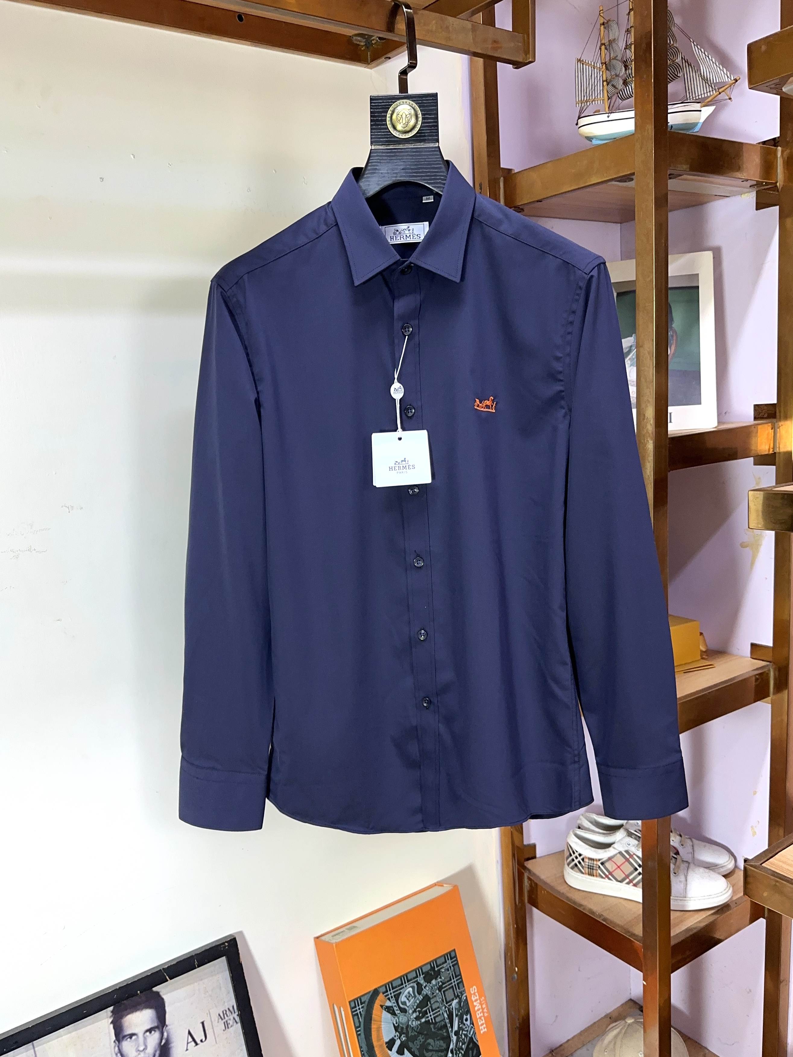 NO:495002,Hermes official website synchronizes the original original logo for a long time. Top-grade business original single long-sleeved shirts are high-end customized and versatile styles. Anyone can easily control the fabric. Fully customized craftsmanship. The latest logo design of the luxurious classic brand on the chest is very high-end. Those who understand goods must enter!  The style and tailoring are slim styles, which are very exquisite, showing aura and highlighting the exquisiteness of business men. This is the unique feature, just right slim fit, and the upper body effect is very good!  Size M-3XL, hermes, hermes,shirts,alexander wang19860909Hermes 爱马仕 官网同步原版原标长期有货 顶级商务原单长袖衬衫高级定制百搭款式 任何人都可以轻松驾驭 面料全订制工艺 胸前奢华经典品牌最新logo设计,非常显档次懂货的必须入！版型剪裁属于修身款 非常精致,显气场,又会凸显商务男士的精致,这就是独到之处,恰到好处的修身,上身效果非常赞！尺码M-3XL,,hermes,hermes,shirts,alexander wang,Men's clothing