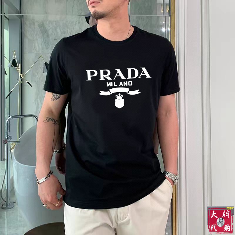 NO:443123,Prada New spring and summer men's short-sleeved T-shirt round neck, a new upgraded versatile basic style, low-key and luxurious, and a choice of character!  Made of imported fabrics, it has good moisture absorption, comfortable and breathable, enjoys a light and relaxed and comfortable wearing experience, with super vertical performance. It has a strong sense of art and the iconic logo letter pattern design, with meticulous craftsmanship and high recognition, showing the new brand culture!  Classic perfect layout design, precise and in place for cutting. Simple and atmospheric style, and can show fashionable charm in daily leisure life. S-XXL, prada, prada, T-shirt, tees, t-shirt, alexander wang19860909Prada 普拉达 春夏新款男士短袖T恤圆领,全新升级百搭基础款,低调奢华,品格之选！甄选进口面料打造而成,吸湿性好,舒适透气,享受轻薄轻松自在的穿着体验,有着超强的垂直性能 艺术感极强标志性logo字母图案设计,工艺细致,辨识度极高,展现全新品牌文化！经典完美版型设计,在裁剪上精准到位.简约大气风格,又能在日常休闲生活中展现时尚魅力. 码数S-XXL,,prada,prada,T-shirt,tees，t-shirt,alexander wang,Men's clothing