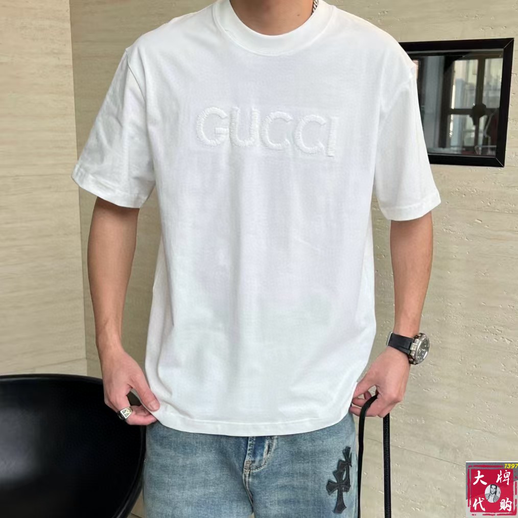 NO:443129,Gucci Fat Brother Gospel XL wears 200 pounds, top-quality round neck, casual short-sleeved high-end custom versatile style, anyone can easily control it, full-customized fabric craftsmanship, the latest logo design of luxury classic brand on the chest, very high-end, those who understand goods must enter!  The style and tailoring are slim styles, which are very exquisite, showing aura and highlighting the exquisiteness of business men. This is the unique feature, just right slim fit, and the upper body effect is very good!  Size XS-XL (counter code is equivalent to M-3XL), gucci, T-shirt, alexander wang19860909Gucci 古奇 胖哥福音XL穿200斤 顶级圆领休闲短袖高级定制百搭款式 任何人都可以轻松驾驭 面料全订制工艺 胸前奢华经典品牌最新logo设计,非常显档次懂货的必须入！版型剪裁属于修身款 非常精致,显气场,又会凸显商务男士的精致,这就是独到之处,恰到好处的修身,上身效果非常赞！尺码XS-XL（专柜码等同M-3XL）,,gucci,T-shirt,alexander wang,Men's clothing