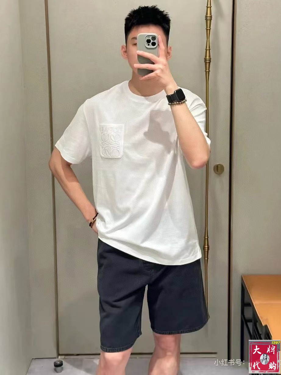 NO:443152,Loewe Loewe Fat Brother Gospel XL wears 200 pounds, top-quality round neck, casual short-sleeved high-end custom versatile style, anyone can easily control it, full-customized fabric craftsmanship, the latest logo design of the luxurious classic brand on the chest, very high-end, those who understand goods must enter!  The style and tailoring are slim styles, which are very exquisite, showing aura and highlighting the exquisiteness of business men. This is the unique feature, just right slim fit, and the upper body effect is very good!  Size XS-XL (counter code is equivalent to M-3XL), loewe,loewe,T-shirt,alexander wang19860909Loewe 罗意威 胖哥福音XL穿200斤 顶级圆领休闲短袖高级定制百搭款式 任何人都可以轻松驾驭 面料全订制工艺 胸前奢华经典品牌最新logo设计,非常显档次懂货的必须入！版型剪裁属于修身款 非常精致,显气场,又会凸显商务男士的精致,这就是独到之处,恰到好处的修身,上身效果非常赞！尺码XS-XL（专柜码等同M-3XL）,,loewe,loewe,T-shirt,alexander wang,Men's clothing