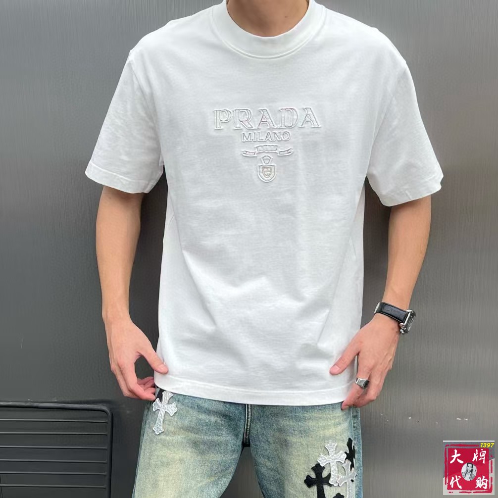 NO:450894,Prada Prada Fat Brother Gospel XL wears 200 pounds, top-quality round neck, casual short-sleeved high-end custom versatile style, anyone can easily control it, full-customized fabric craftsmanship, the latest logo design of the luxurious classic brand on the chest, very high-end, those who understand goods must enter!  The style and tailoring are slim styles, which are very exquisite, showing aura and highlighting the exquisiteness of business men. This is the unique feature, the right slim fit, and the upper body effect is very good!  Size XS-XL (counter code is equivalent to M-3XL), prada, prada, T-shirt, alexander wang19860909Prada 普拉达 胖哥福音XL穿200斤 顶级圆领休闲短袖高级定制百搭款式 任何人都可以轻松驾驭 面料全订制工艺 胸前奢华经典品牌最新logo设计,非常显档次懂货的必须入！版型剪裁属于修身款 非常精致,显气场,又会凸显商务男士的精致,这就是独到之处,恰到好处的修身,上身效果非常赞！尺码XS-XL（专柜码等同M-3XL）,,prada,prada,T-shirt,alexander wang,Men's clothing