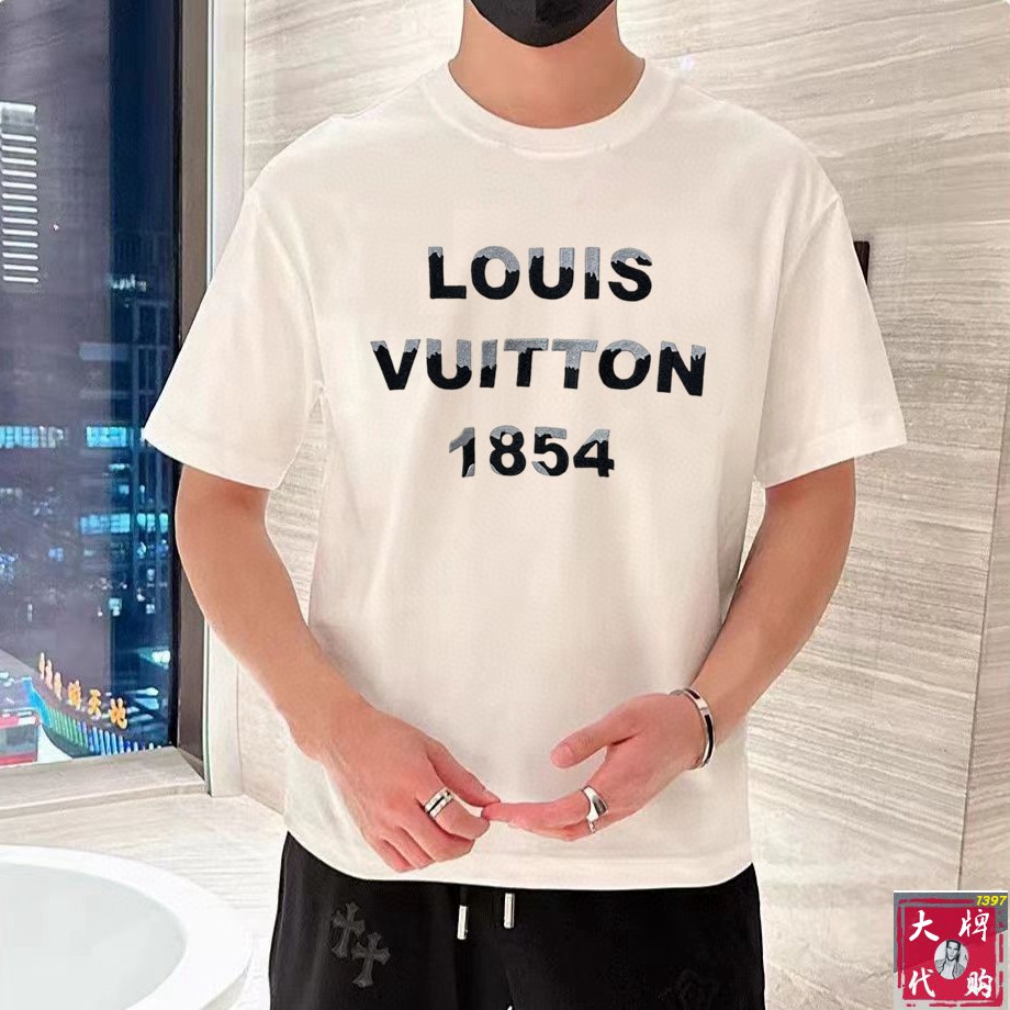 NO:450902,LV Louis Vuitton Fat Brother Gospel XL wears 200 catties top round neck casual short sleeve high-end custom versatile styles that anyone can easily control. Fully customized fabric craftsmanship, the latest logo design of luxury classic brand on the chest, very high-end and those who understand goods must enter!  The style and tailoring are slim styles, which are very exquisite, showing aura and highlighting the exquisiteness of business men. This is the unique feature, the right slim fit, and the upper body effect is very good!  Size XS-XL (counter code is equivalent to M-3XL), louis vuitton,louis vuitton,t-shirt,alexander wang19860909LV路易威登 胖哥福音XL穿200斤 顶级圆领休闲短袖高级定制百搭款式 任何人都可以轻松驾驭 面料全订制工艺 胸前奢华经典品牌最新logo设计,非常显档次懂货的必须入！版型剪裁属于修身款 非常精致,显气场,又会凸显商务男士的精致,这就是独到之处,恰到好处的修身,上身效果非常赞！尺码XS-XL（专柜码等同M-3XL）,,louis vuitton,louis vuitton,T-shirt,alexander wang,Men's clothing