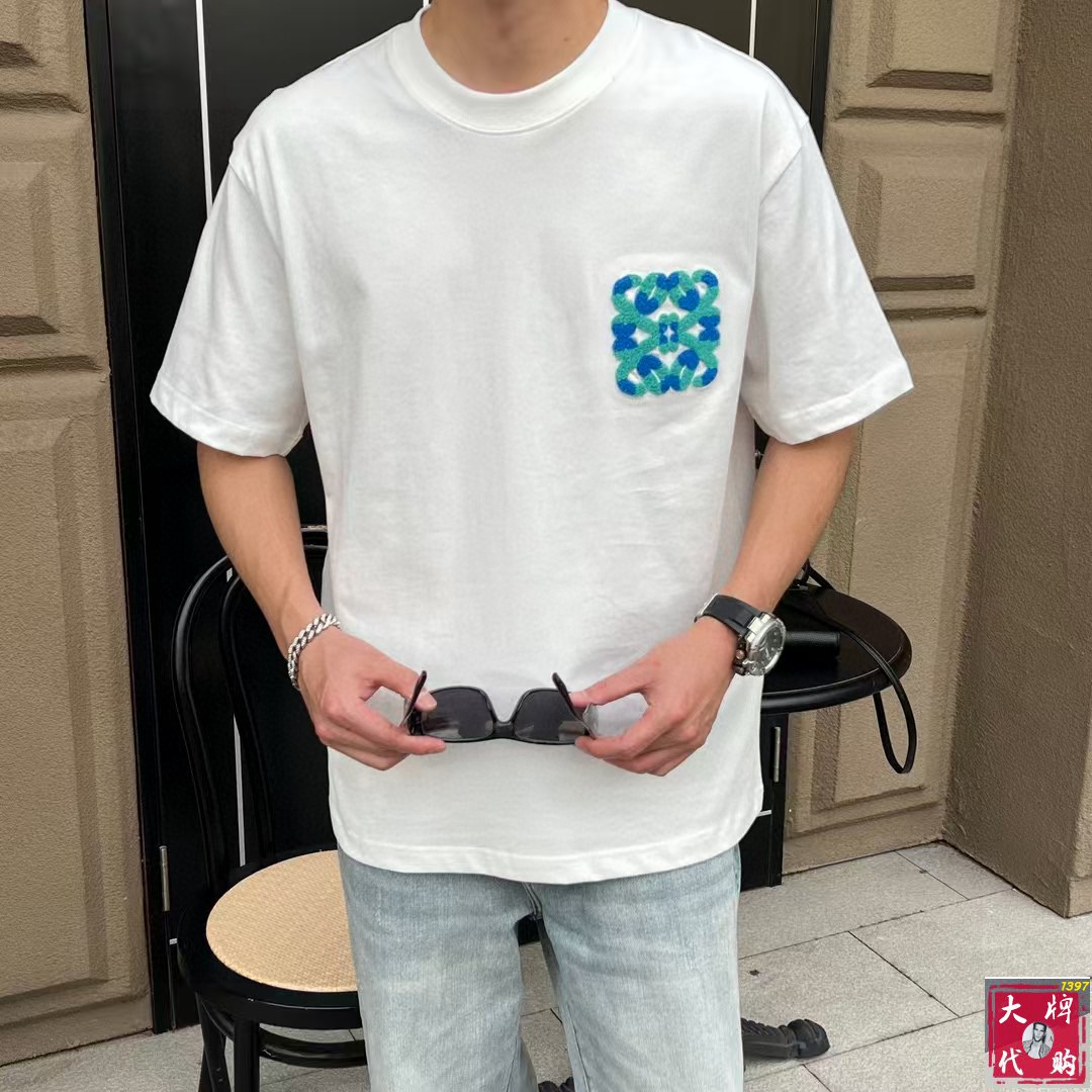 NO:477780,Loewe, Fat Brother Gospel XL, top-quality round neck, casual short-sleeved high-end custom versatile style, anyone can easily control the fabric, full customization and craftsmanship, the latest logo design of the luxurious classic brand on the chest, very high-end and those who understand goods must enter!  The style and tailoring are slim styles, which are very exquisite, showing aura and highlighting the exquisiteness of business men. This is the unique feature, the right slim fit, and the upper body effect is very good!  Size XS-XL (counter code is equivalent to M-3XL), loewe,loewe,T-shirt,alexander wang19860909Loewe 罗意威 胖哥福音XL穿斤 顶级圆领休闲短袖高级定制百搭款式 任何人都可以轻松驾驭 面料全订制工艺 胸前奢华经典品牌最新logo设计,非常显档次懂货的必须入！版型剪裁属于修身款 非常精致,显气场,又会凸显商务男士的精致,这就是独到之处,恰到好处的修身,上身效果非常赞！尺码XS-XL（专柜码等同M-3XL）,,loewe,loewe,T-shirt,alexander wang,Men's clothing