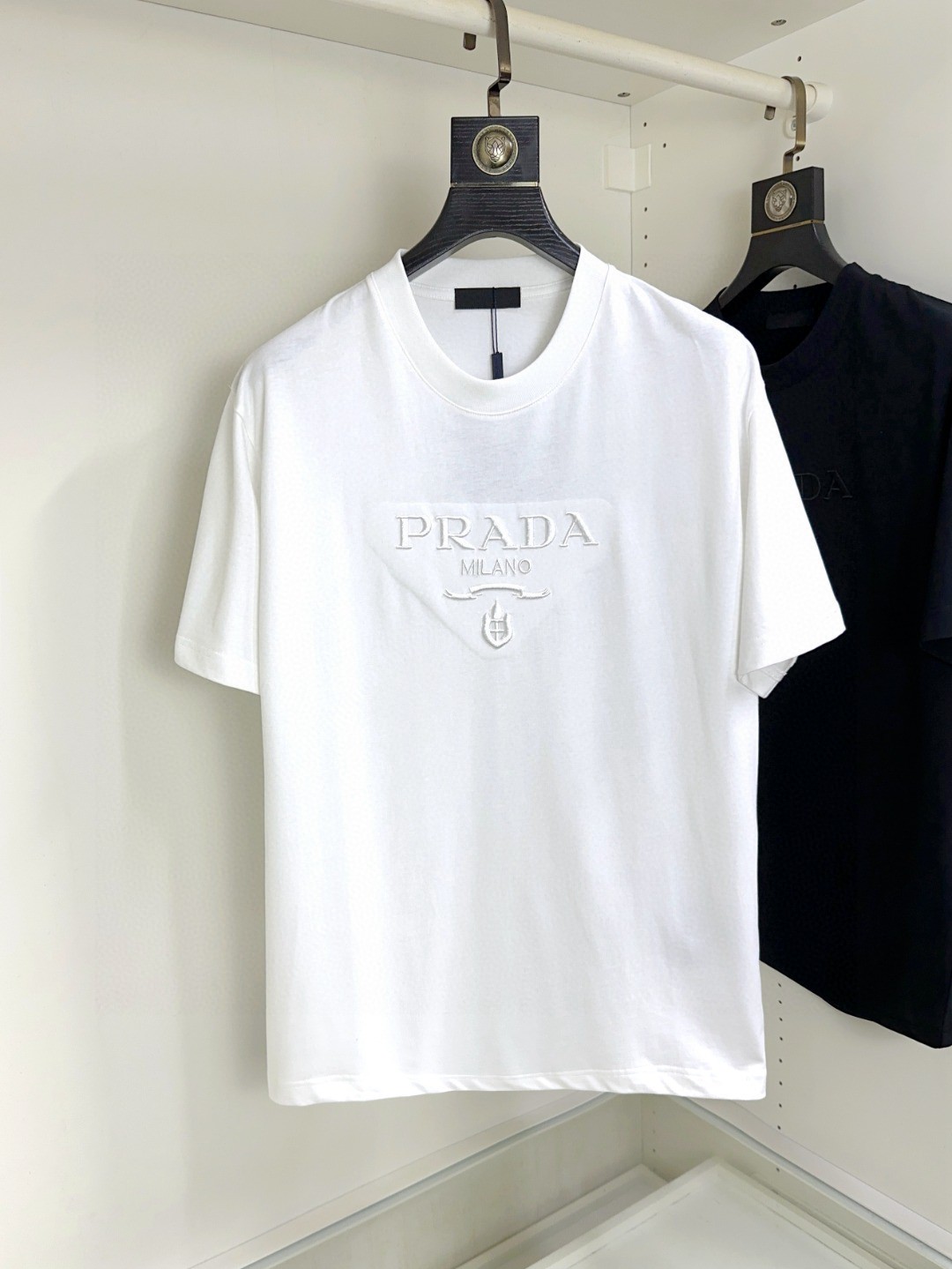 NO:452728,Prada Prada Fat Brother Gospel Maximum XL can wear 200 catties Top round neck casual short sleeves Top version High-end custom versatile styles Anyone can easily control the fabric is fully customized craftsmanship The latest logo design of the luxurious classic brand on the chest is very high-end, and those who understand goods must enter!  The style and tailoring are slim styles, which are very exquisite, showing aura and highlighting the exquisiteness of business men. This is the unique feature, the right slim fit, and the upper body effect is very good!  Size XS-XL (counter code is equivalent to M-3XL), prada, prada, T-shirt, alexander wang19860909Prada 普拉达 胖哥福音最大XL可穿200斤 顶级圆领休闲短袖 顶级版本 高级定制百搭款式 任何人都可以轻松驾驭 面料全订制工艺 胸前奢华经典品牌最新logo设计,非常显档次懂货的必须入！版型剪裁属于修身款 非常精致,显气场,又会凸显商务男士的精致,这就是独到之处,恰到好处的修身,上身效果非常赞！尺码XS-XL（专柜码等同M-3XL）,,prada,prada,T-shirt,alexander wang,Men's clothing