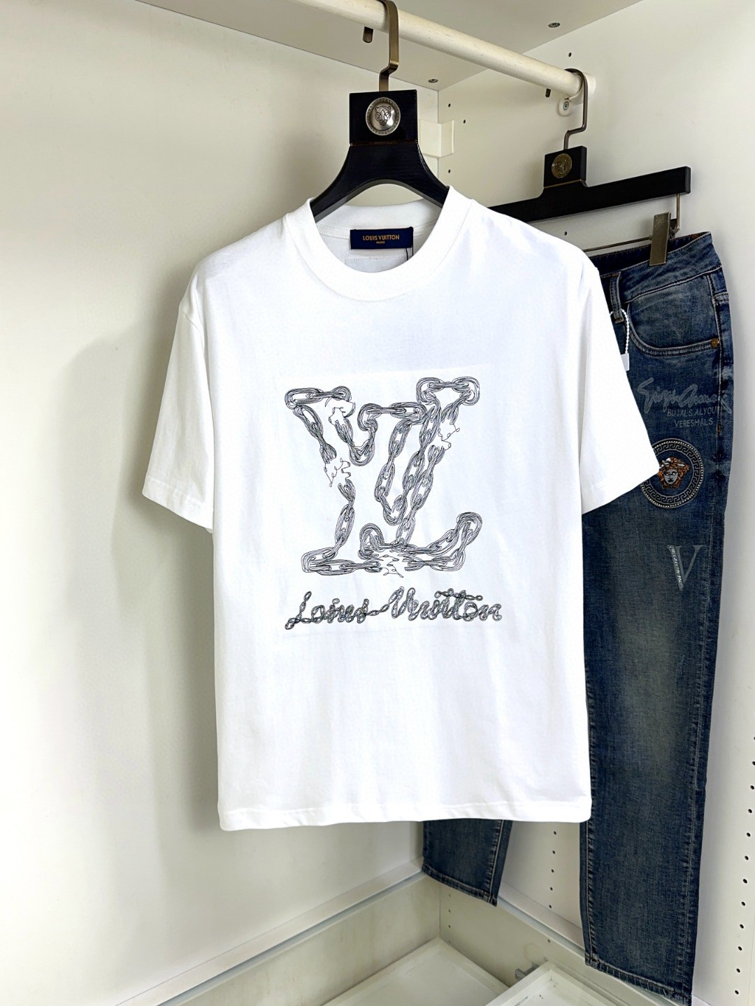 NO:470108,LV Louis Vuitton Fat Brother Gospel Max XL can wear 200 catties Top round neck casual short sleeves Top version High-end custom versatile styles Anyone can easily control the fabric is fully customized craftsmanship The latest logo design of the luxurious classic brand on the chest is very high-end, and those who understand goods must enter!  The style and tailoring are slim styles, which are very exquisite, showing aura and highlighting the exquisiteness of business men. This is the unique feature, the right slim fit, and the upper body effect is very good!  Size XS-XL (counter code is equivalent to M-3XL), louis vuitton,louis vuitton,t-shirt,alexander wang19860909LV 路易威登 胖哥福音最大XL可穿200斤 顶级圆领休闲短袖 顶级版本 高级定制百搭款式 任何人都可以轻松驾驭 面料全订制工艺 胸前奢华经典品牌最新logo设计,非常显档次懂货的必须入！版型剪裁属于修身款 非常精致,显气场,又会凸显商务男士的精致,这就是独到之处,恰到好处的修身,上身效果非常赞！尺码XS-XL（专柜码等同M-3XL）,,louis vuitton,louis vuitton,T-shirt,alexander wang,Men's clothing