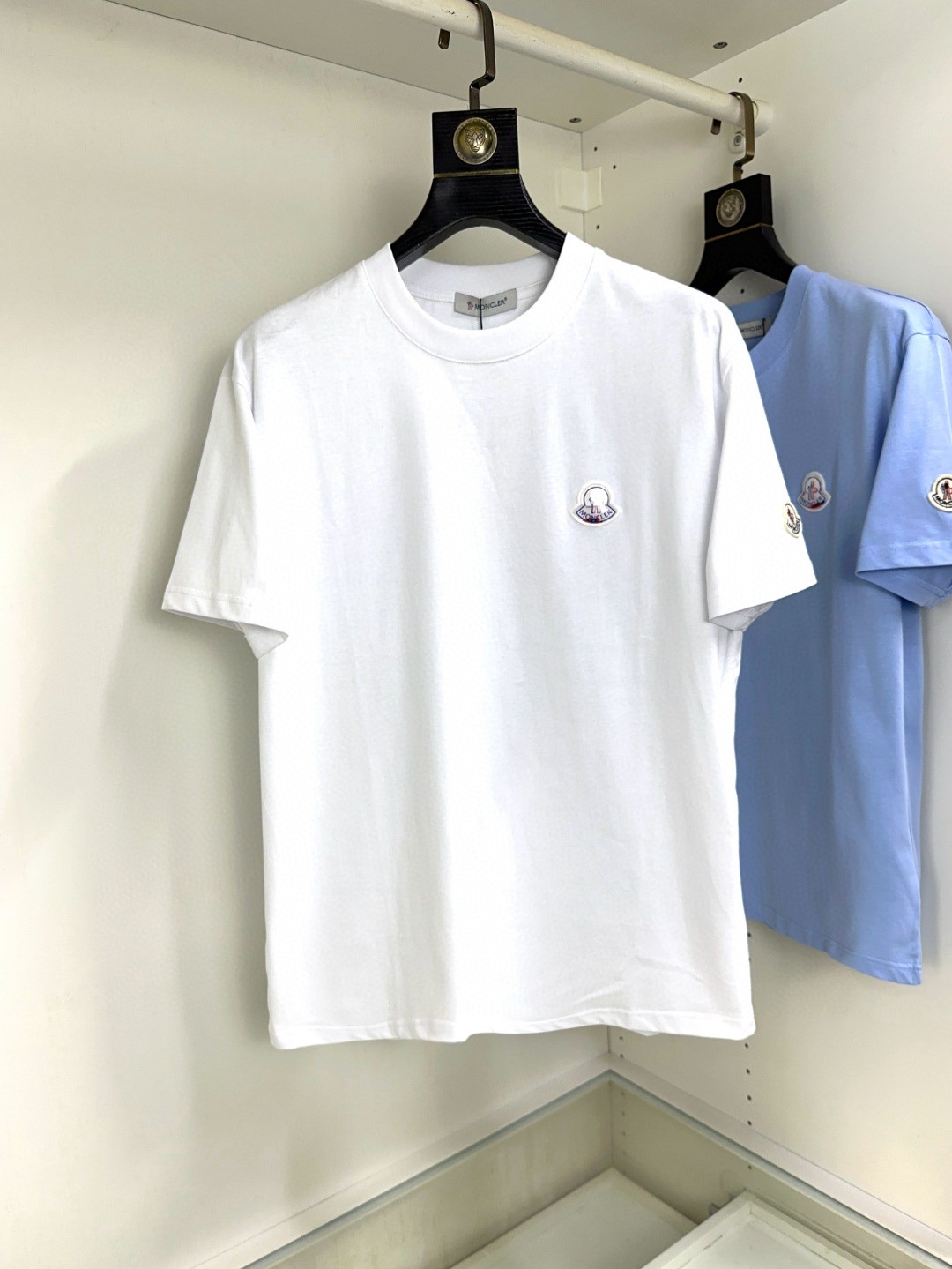 NO:427526,Moncler masked top round neck casual short sleeve high-end custom versatile styles that anyone can easily control. The fabric is fully customized craftsmanship, the latest logo design of the luxurious classic brand on the chest, which is very high-end and must be entered if you understand the goods!  The style and tailoring are slim styles, which are very exquisite, showing aura and highlighting the exquisiteness of business men. This is the unique feature, the right slim fit, and the upper body effect is very good!  Size S-XL can wear 190 catties, Moncler, T-shirt, alexander wang19860909Moncler 蒙口 顶级圆领休闲短袖高级定制百搭款式 任何人都可以轻松驾驭 面料全订制工艺 胸前奢华经典品牌最新logo设计,非常显档次懂货的必须入！版型剪裁属于修身款 非常精致,显气场,又会凸显商务男士的精致,这就是独到之处,恰到好处的修身,上身效果非常赞！尺码S-XL 可穿190斤,,Moncler,T-shirt,alexander wang,Men's clothing