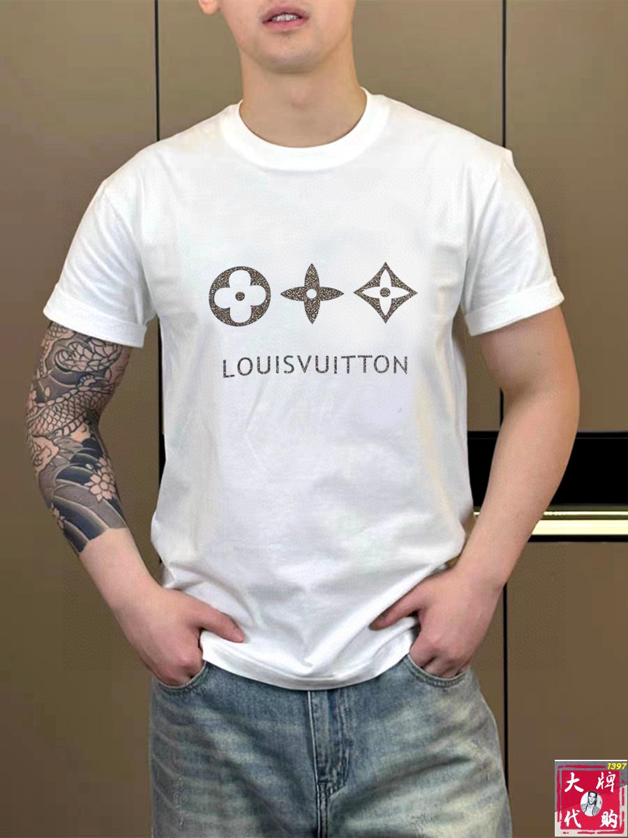 NO:433529,LV Louis Vuitton Fat Brother Gospel XL wears 200 catties top round neck casual short sleeve high-end custom versatile styles that anyone can easily control. Fully customized fabric craftsmanship, the latest logo design of luxury classic brand on the chest, very high-end and high-end people who understand goods must enter!  The style and tailoring are slim styles, which are very exquisite, showing aura and highlighting the exquisiteness of business men. This is the unique feature, the right slim fit, and the upper body effect is very good!  Size XS-XL (counter code is equivalent to M-3XL), louis vuitton,louis vuitton,t-shirt,alexander wang19860909LV 路易威登 胖哥福音XL穿200斤 顶级圆领休闲短袖高级定制百搭款式 任何人都可以轻松驾驭 面料全订制工艺 胸前奢华经典品牌最新logo设计,非常显档次懂货的必须入！版型剪裁属于修身款 非常精致,显气场,又会凸显商务男士的精致,这就是独到之处,恰到好处的修身,上身效果非常赞！尺码XS-XL（专柜码等同M-3XL）,,louis vuitton,louis vuitton,T-shirt,alexander wang,Men's clothing