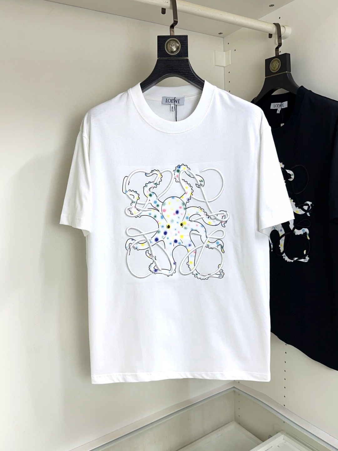 NO:430298,Loewe, Fat Brother Gospel Maximum XL can wear 200 kilograms, top-level round neck casual short sleeves, top-level version, high-end custom versatile styles, anyone can easily control the fabric, full customization and craftsmanship, the latest logo design of the luxurious classic brand on the chest, very high-end and those who understand goods must enter!  The style and tailoring are slim styles, which are very exquisite, showing aura and highlighting the exquisiteness of business men. This is the unique feature, the right slim fit, and the upper body effect is very good!  Size XS-XL (counter code is equivalent to M-3XL), loewe,loewe,T-shirt,alexander wang19860909Loewe 罗意威 胖哥福音最大XL可穿200斤 顶级圆领休闲短袖 顶级版本 高级定制百搭款式 任何人都可以轻松驾驭 面料全订制工艺 胸前奢华经典品牌最新logo设计,非常显档次懂货的必须入！版型剪裁属于修身款 非常精致,显气场,又会凸显商务男士的精致,这就是独到之处,恰到好处的修身,上身效果非常赞！尺码XS-XL（专柜码等同M-3XL）,,loewe,loewe,T-shirt,alexander wang,Men's clothing