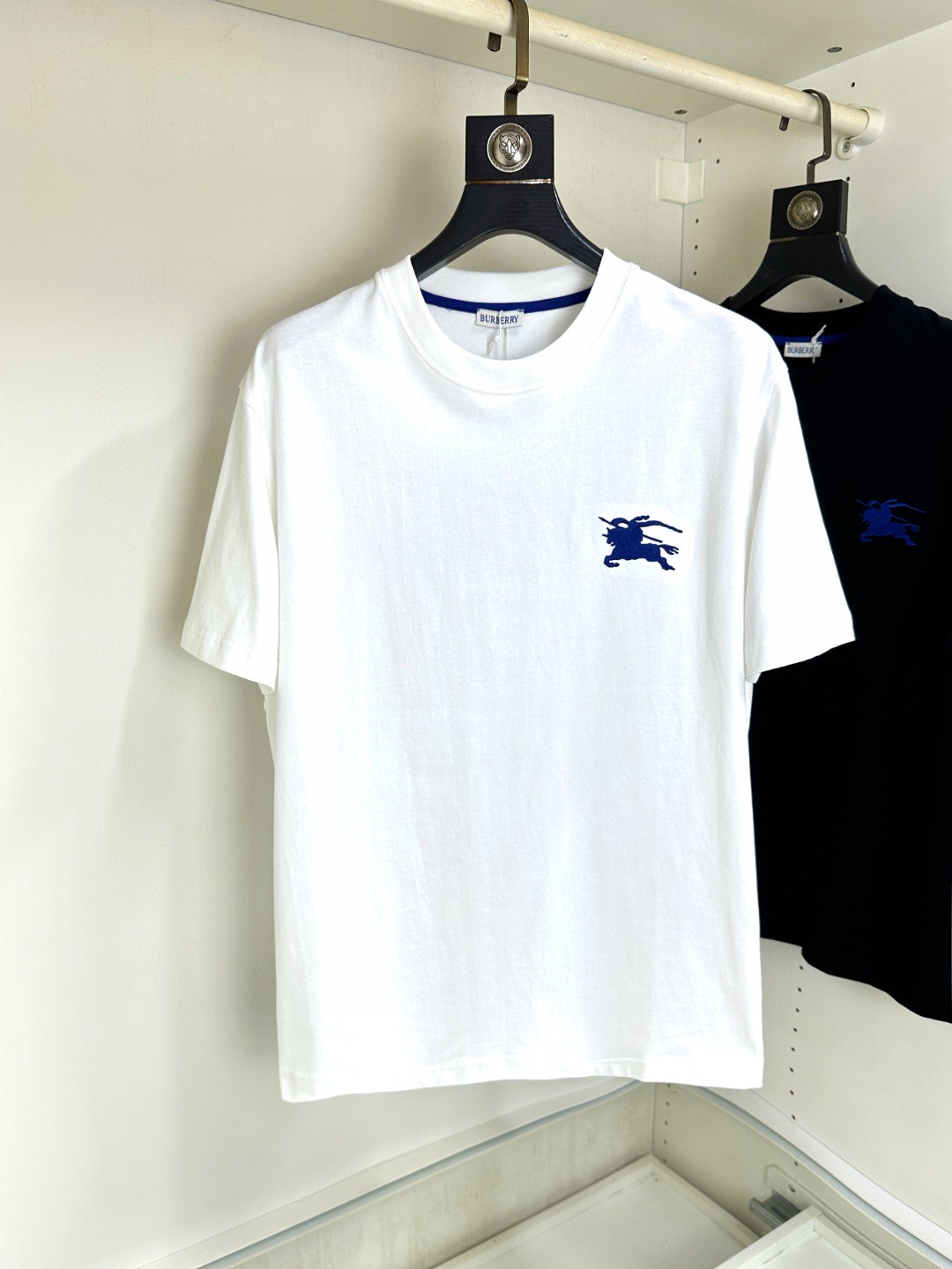 NO:531052,Burberry Burberry, Fat Brother Gospel Maximum XL can wear 200 pounds, top-level round neck casual short sleeves, top-level version, high-end custom versatile style, anyone can easily control the fabric, full customization and craftsmanship, the latest logo design of the luxurious classic brand on the chest, very high-end and those who understand goods must enter!  The style and tailoring are slim styles, which are very exquisite, showing aura and highlighting the exquisiteness of business men. This is the unique feature, the right slim fit, and the upper body effect is very good!  Size XS-XL (counter code is equivalent to M-3XL), burberry, burberry, T-shirt, alexander wang19860909Burberry巴宝莉 胖哥福音最大XL可穿200斤 顶级圆领休闲短袖 顶级版本 高级定制百搭款式 任何人都可以轻松驾驭 面料全订制工艺 胸前奢华经典品牌最新logo设计,非常显档次懂货的必须入！版型剪裁属于修身款 非常精致,显气场,又会凸显商务男士的精致,这就是独到之处,恰到好处的修身,上身效果非常赞！尺码XS-XL（专柜码等同M-3XL）,,burberry,burberry,T-shirt,alexander wang,Men's clothing