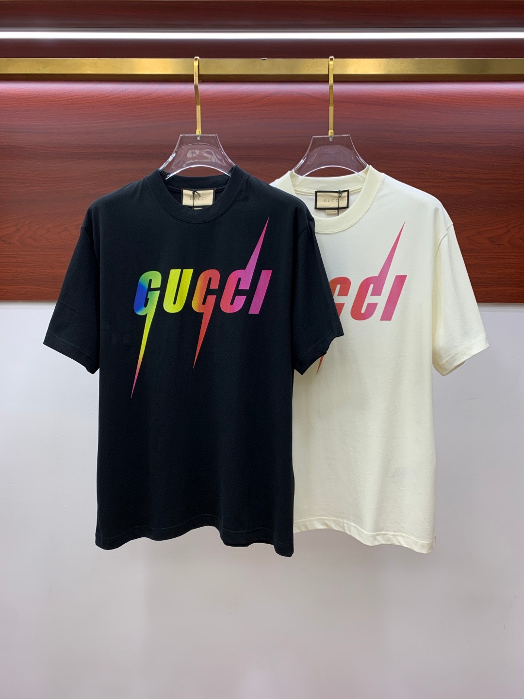 NO:472673,High-version Gucci New classic round neck short sleeves, fashionable and versatile classic elements to create exquisite craftsmanship counter fabrics, top-level elements to create, classic short sleeves complete three standards, trendy men's fashion, whether it is the comfort of the upper body or it is an incomparable existence, a must-have for male gods. Number of codes XS-XL (maximum wear 200 kilograms), gucci, T-shirt, alexander wang19860909高版本 Gucci 古奇 新款经典圆领短袖,时尚百搭经典元素打造精致工艺专柜面料,顶级元素融合打造,经典短袖三标齐全,潮男时尚,无论是上身舒适度还是都是无可比拟的存在,男神必备.码数XS-XL（最大穿200斤）,,gucci,T-shirt,alexander wang,Men's clothing