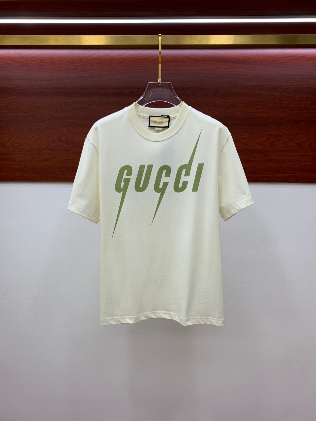 NO:516453,Gucci Fat Brother Gospel XL wears 200 pounds, top-quality round neck, casual short-sleeved high-end custom versatile style, anyone can easily control it, full-customized fabric craftsmanship, the latest logo design of luxury classic brand on the chest, very high-end, those who understand goods must enter!  The style and tailoring are slim styles, which are very exquisite, showing aura and highlighting the exquisiteness of business men. This is the unique feature, the right slim fit, and the upper body effect is very good!  Size XS-XL (counter code is equivalent to M-3XL), gucci, T-shirt, alexander wang19860909Gucci 古奇 胖哥福音XL穿200斤 顶级圆领休闲短袖高级定制百搭款式 任何人都可以轻松驾驭 面料全订制工艺 胸前奢华经典品牌最新logo设计,非常显档次懂货的必须入！版型剪裁属于修身款 非常精致,显气场,又会凸显商务男士的精致,这就是独到之处,恰到好处的修身,上身效果非常赞！尺码XS-XL（专柜码等同M-3XL）,,gucci,T-shirt,alexander wang,Men's clothing