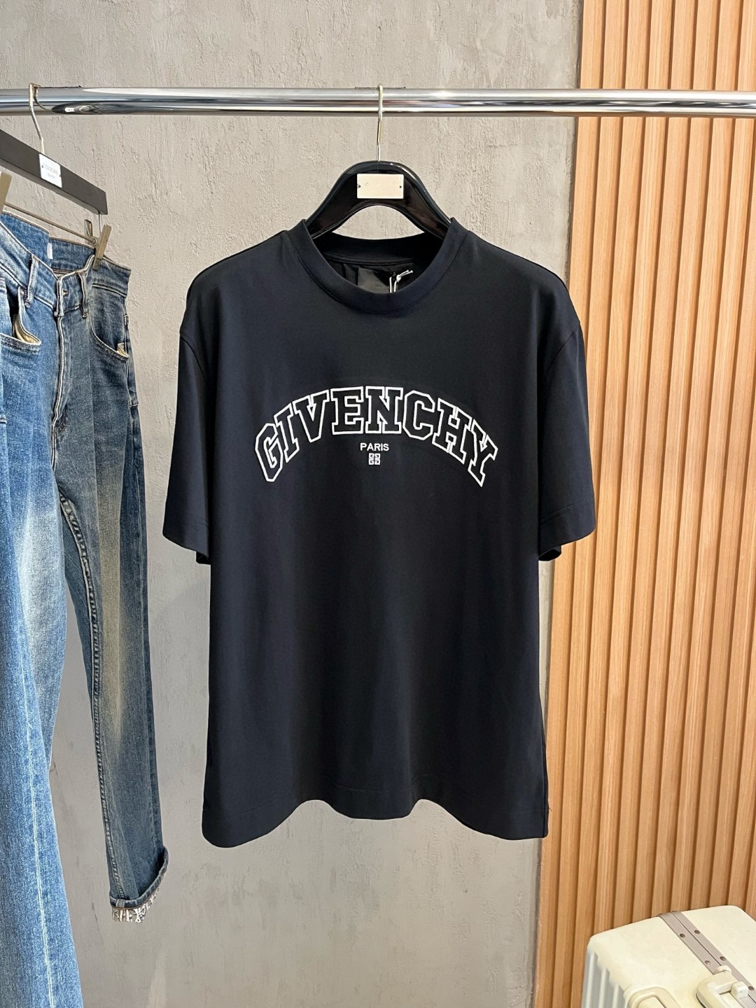 NO:494908,Givenchy Givenchy Fat Brother Gospel Maximum XL can wear 200 kilograms high-end version, top round neck casual short-sleeved high-end custom versatile style, anyone can easily control it, full custom fabric craftsmanship, the latest logo design of the luxurious classic brand on the chest, very high-end, those who understand goods must enter!  The style and tailoring are slim styles, which are very exquisite, showing aura and highlighting the exquisiteness of business men. This is the unique feature, the right slim fit, and the upper body effect is very good!  Size XS-XL (counter code is equivalent to M-3XL), given , given , given , given , T-shirt, alexander wang19860909Givenchy 纪梵希 胖哥福音最大XL可穿200斤高版本 顶级圆领休闲短袖高级定制百搭款式 任何人都可以轻松驾驭 面料全订制工艺 胸前奢华经典品牌最新logo设计,非常显档次懂货的必须入！版型剪裁属于修身款 非常精致,显气场,又会凸显商务男士的精致,这就是独到之处,恰到好处的修身,上身效果非常赞！尺码XS-XL（专柜码等同M-3XL）,,givenchy,givenchy,T-shirt,alexander wang,Men's clothing