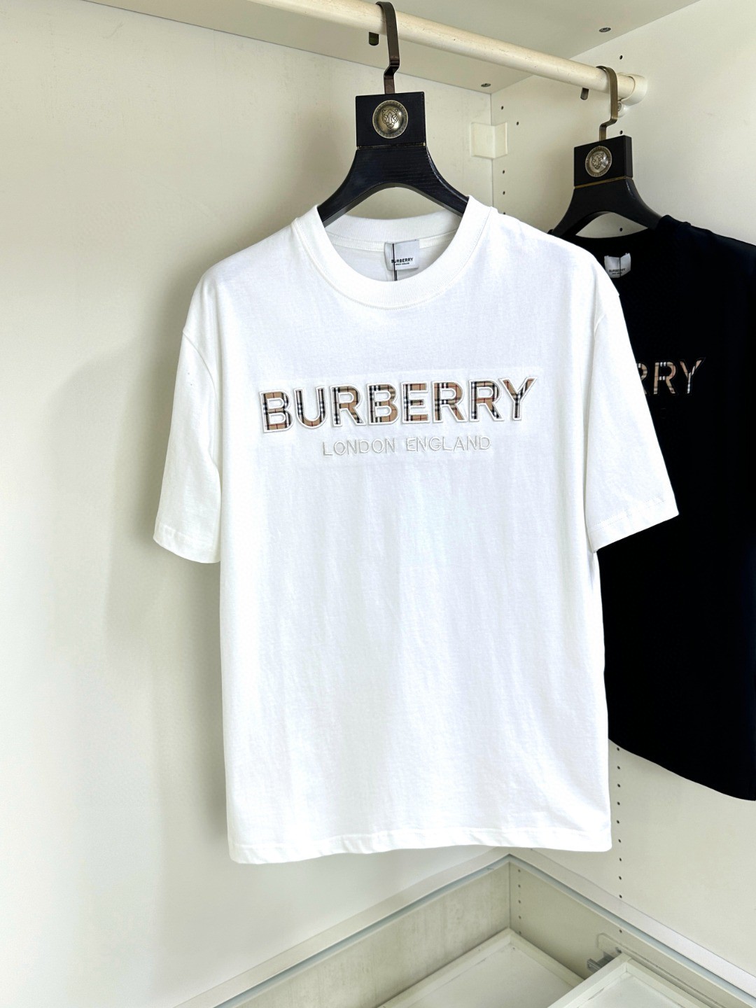 NO:458590,Burberry Burberry, Fat Brother Gospel Maximum XL can wear 200 pounds, top-level round neck casual short sleeves, top-level version, high-end custom versatile style, anyone can easily control the fabric, full customization and craftsmanship, the latest logo design of the luxurious classic brand on the chest, very high-end and those who understand goods must enter!  The style and tailoring are slim styles, which are very exquisite, showing aura and highlighting the exquisiteness of business men. This is the unique feature, the right slim fit, and the upper body effect is very good!  Size XS-XL (counter code is equivalent to M-3XL), burberry, burberry, T-shirt, alexander wang19860909Burberry巴宝莉 胖哥福音最大XL可穿200斤 顶级圆领休闲短袖 顶级版本 高级定制百搭款式 任何人都可以轻松驾驭 面料全订制工艺 胸前奢华经典品牌最新logo设计,非常显档次懂货的必须入！版型剪裁属于修身款 非常精致,显气场,又会凸显商务男士的精致,这就是独到之处,恰到好处的修身,上身效果非常赞！尺码XS-XL（专柜码等同M-3XL）,,burberry,burberry,T-shirt,alexander wang,Men's clothing