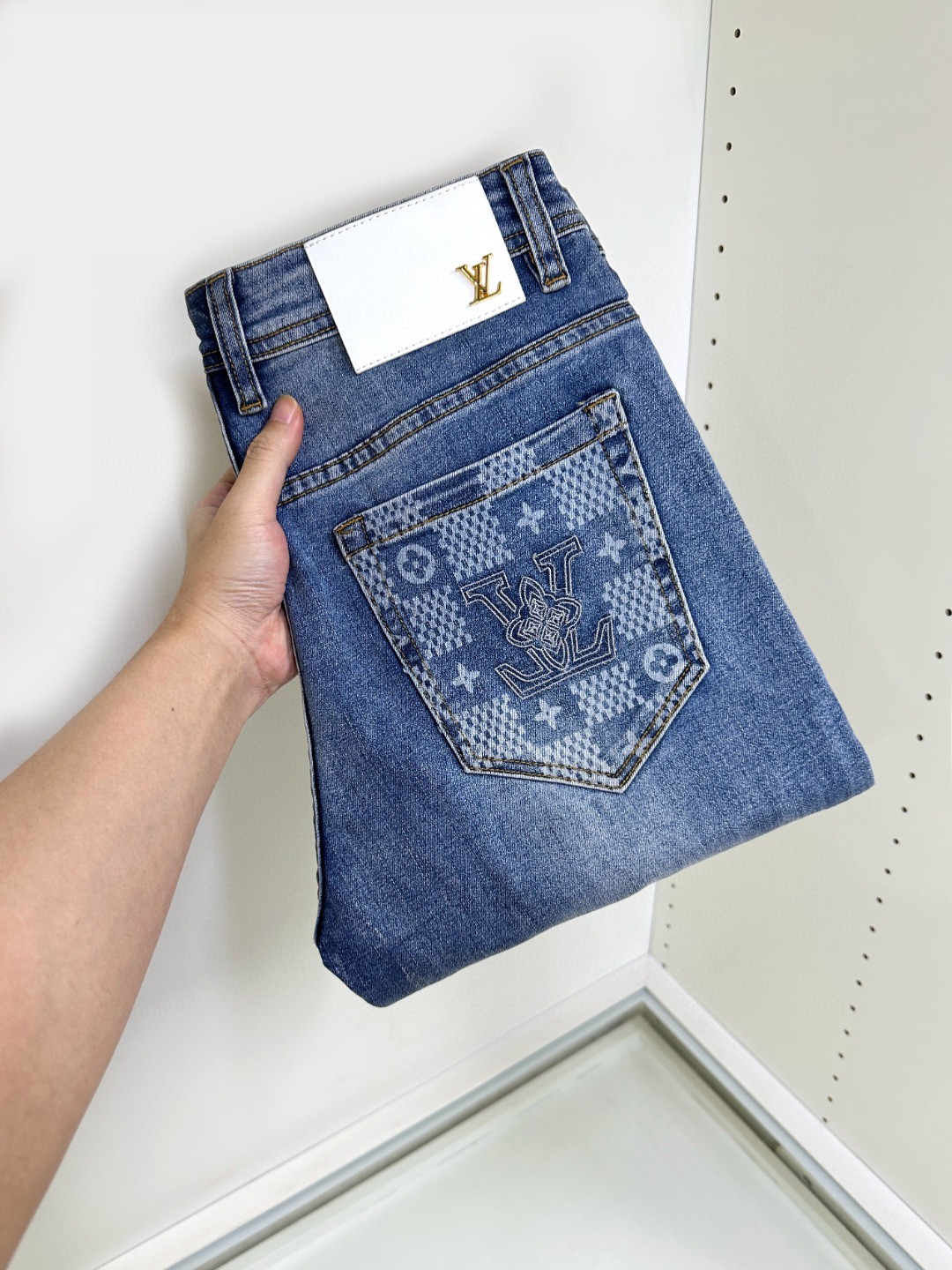 NO:443132,LV Louis Vuitton is coming, new products are available for sale in counters. The original jeans in physical stores are already 1:1 good products for the original products of all ages. The highest version of the imported European fabric in the market is comfortable, soft and skin-friendly, with super cool and fashionable and versatile upper body effect, straight and stylish, a must-have for the wardrobe!  Suitable for any occasion Size 29-38, louis vuitton,louis vuitton,jeans,alexander wang19860909LV 路易威登 爆款来袭 新款新品 专柜有售 实体店已极品牛仔裤专柜原版1:1好货,适合各个年龄段.市场最高版本的欧洲进口面料.舒适柔软亲肤,上身效果超级棒时尚百搭,笔挺有型,衣橱必备！适合任何场合穿着 尺码29-38,,louis vuitton,louis vuitton,jeans,alexander wang,Men's clothing