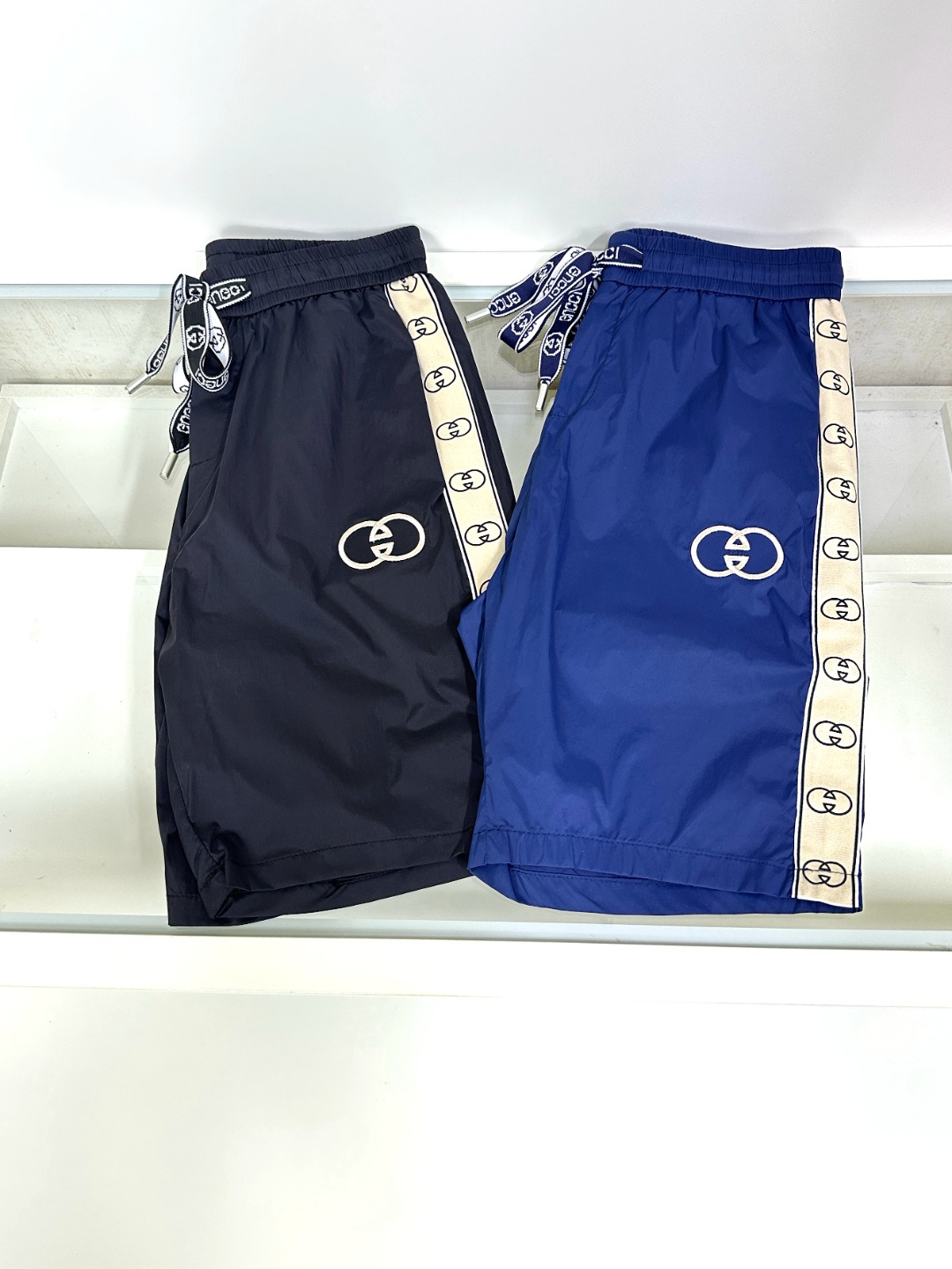 NO:456627,Gucci new casual shorts for men and women, distinguish between market fabrics. Our shorts are much heavier than the weight on the market. Compare at will~ the original loose style is casual and sporty. Customize the top-level original exclusive polyester fabric!  Just distinguish the market version. The trouser leg design logo bar webbing splicing decoration!  Waist design with elastic elastic waist circumference modification!  Each piece of high-end craftsmanship determines success or failure~ I won’t say much. The quality and texture are very good. A fashionable item!  Size M-3XL, gucci, shorts, alexander wang19860909Gucci 古奇新款男女同款休闲短裤,区分市面料 我们的一条短裤就比市面的重量要重太多了 随意对比～原版宽松版型 休闲运动两不误 定制顶级原版专属聚酯纤维面料！区分市面版本即可 裤腿设计标识条杠织带拼接修饰！腰身设计松紧弹力腰围修饰！高端工艺每件决定成败～不多说 品质质感非常不错一款时尚单品！尺码M-3XL,,gucci,shorts,alexander wang,Men's clothing